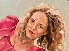 "Vanessa Paradis" de Shana Wilson - Retrato de realismo suave en pintura al óleo rosa