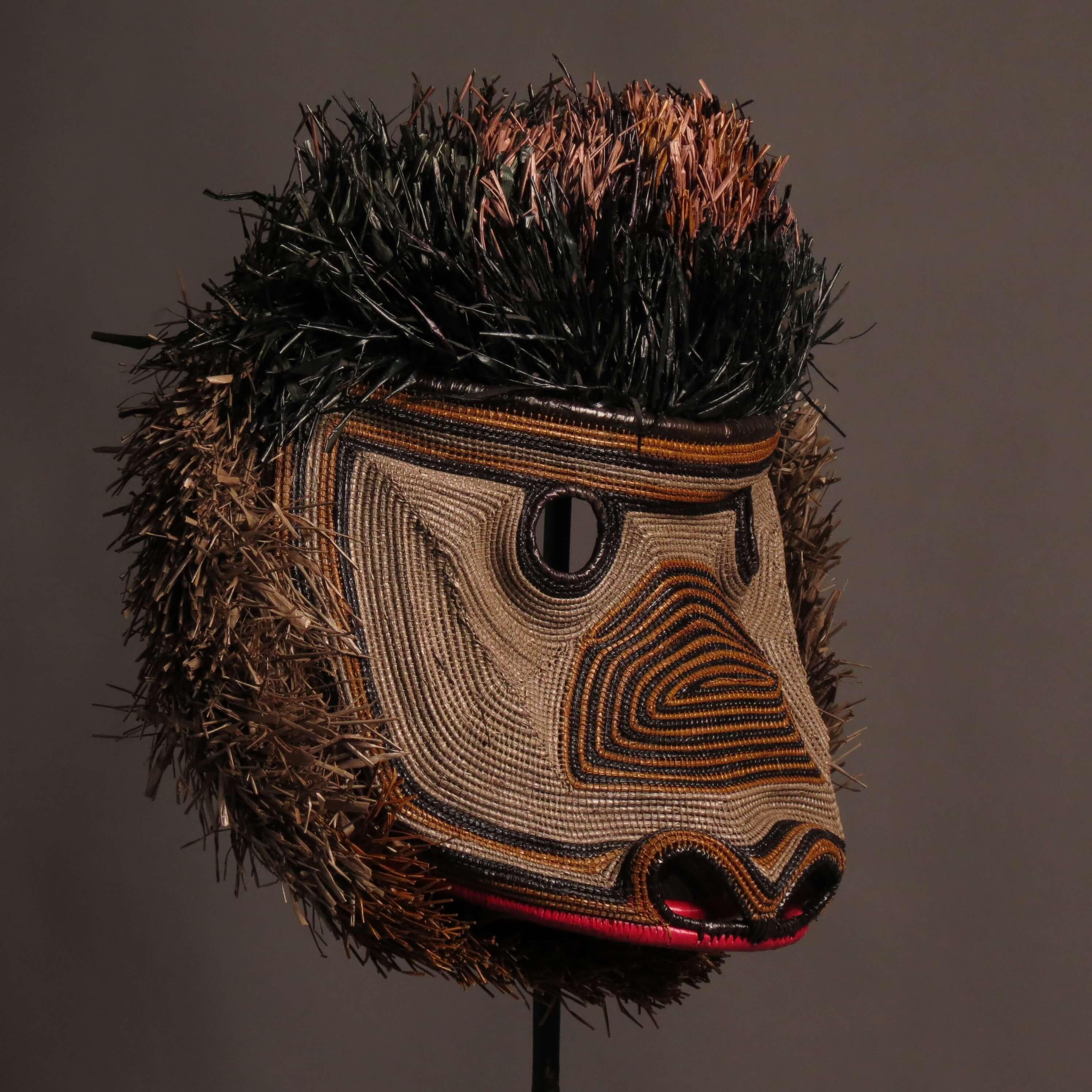 Extraordinaires comme œuvres d'art et de décoration, ces masques sont issus des croyances et rituels chamaniques des tribus d'Amérique centrale.
Les indigènes divisent le monde en deux, un monde visible et un monde parallèle, invisible.
Ces esprits