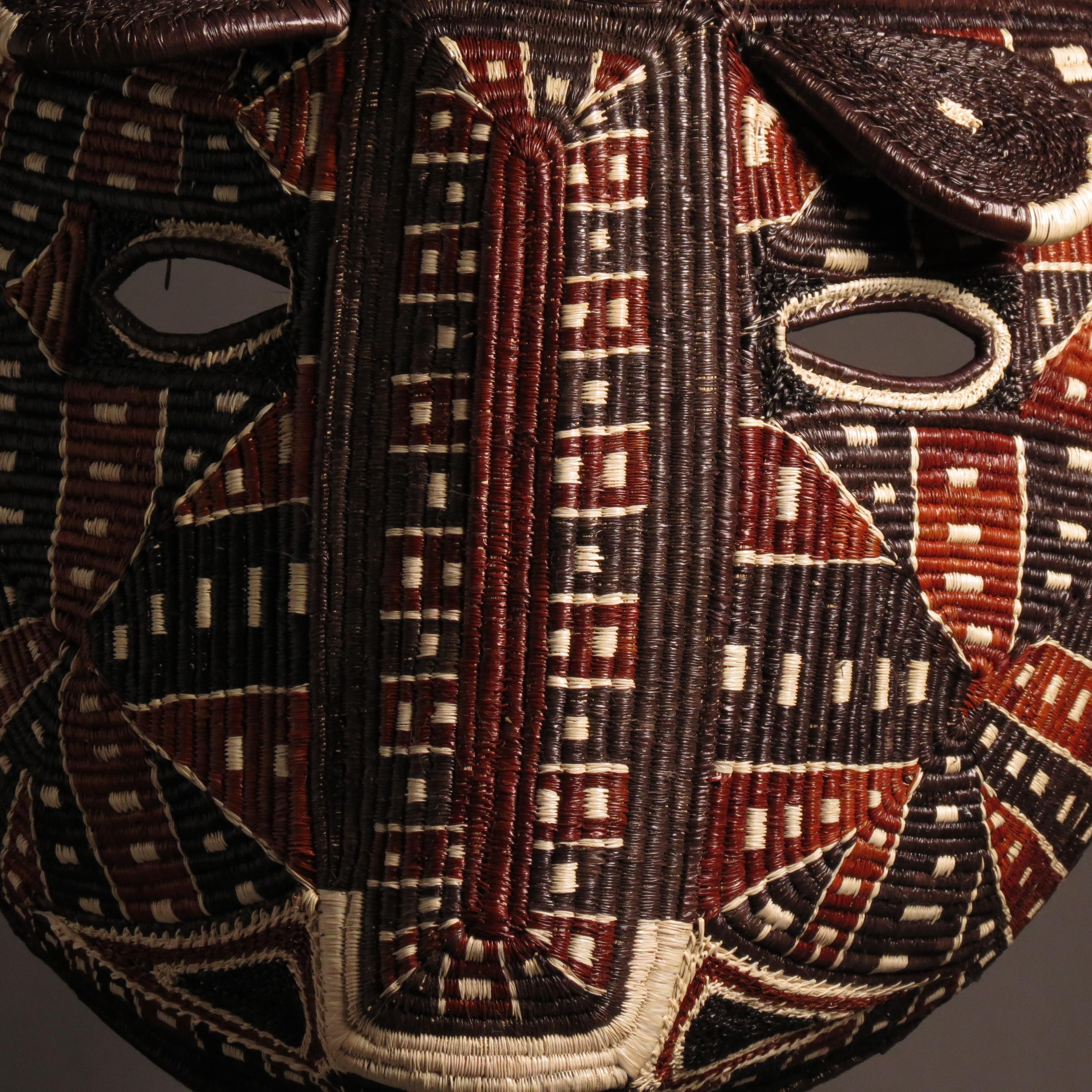Shamanische Maske aus dem Regenwald (Bestickt) im Angebot