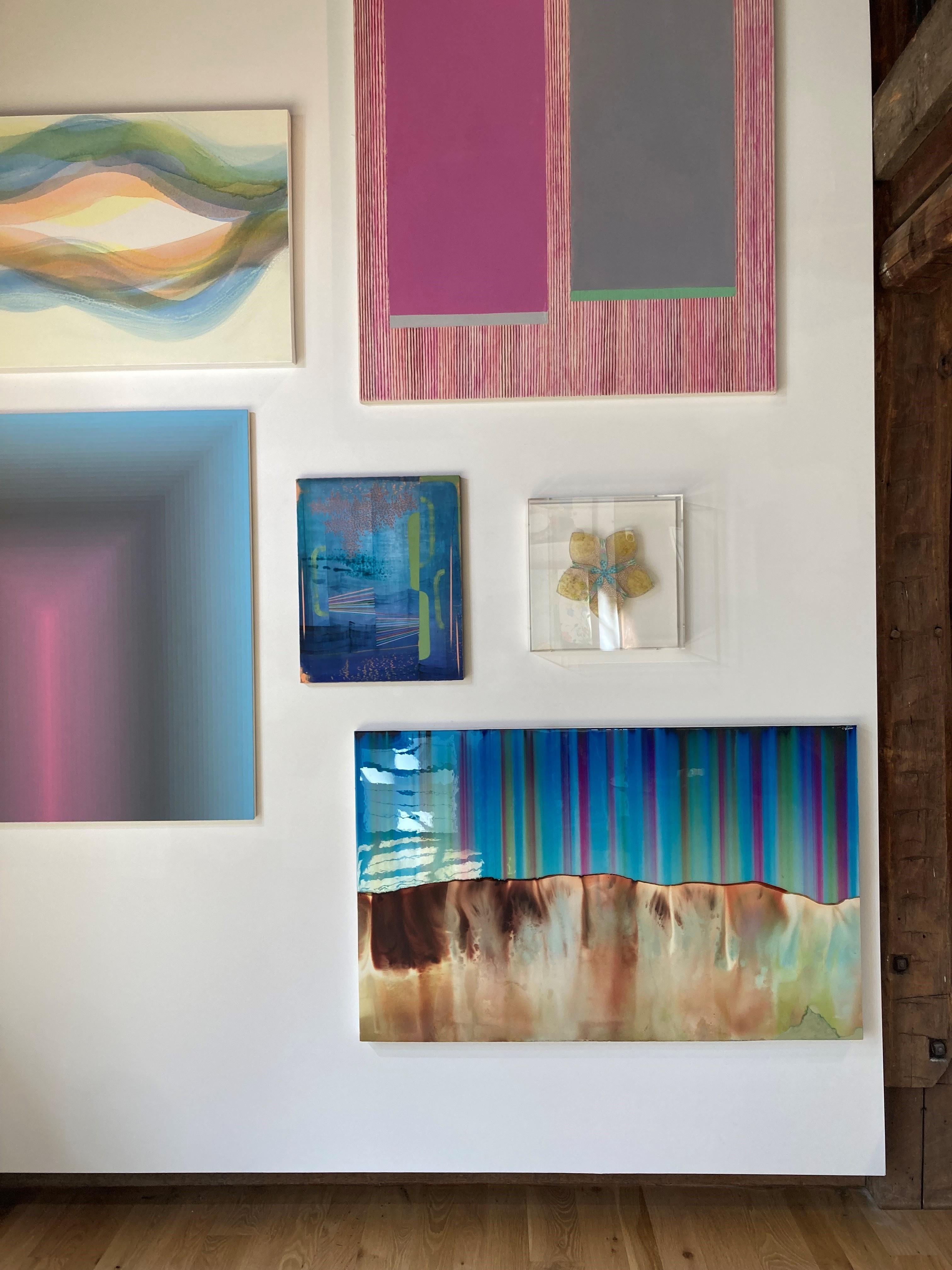 In questo paesaggio astratto contemporaneo, striature di blu brillante, verde acqua e rosa a strisce verticali creano una linea dell'orizzonte che suggerisce un cielo vibrante a strisce su una vasta catena montuosa in marrone dorato con accenni di