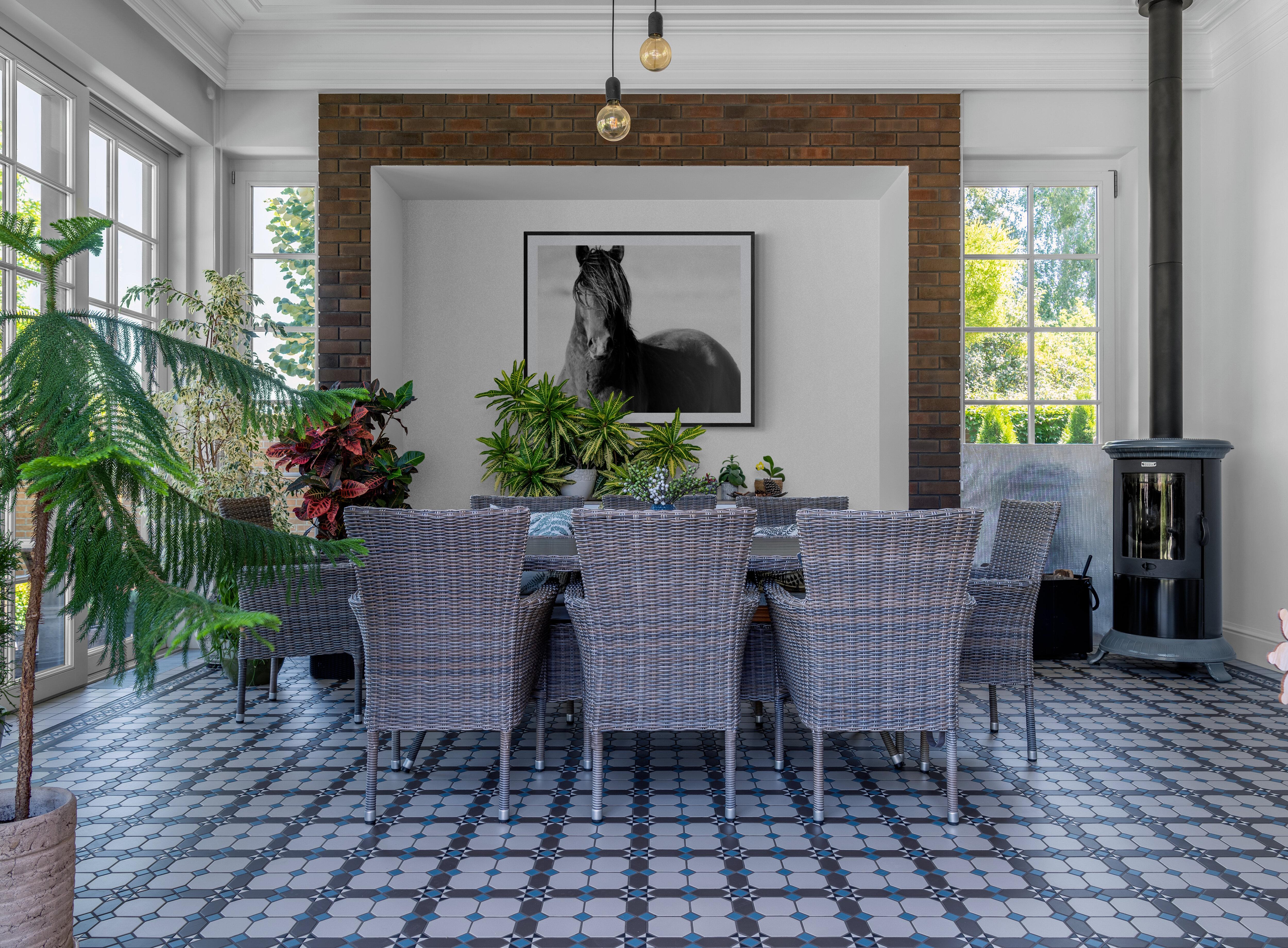 Schwarz-Weiß-Fotografie von Wildpferd Senf „Wild“ 40x60, ungeschliffene Kunst (Grau), Animal Print, von Shane Russeck