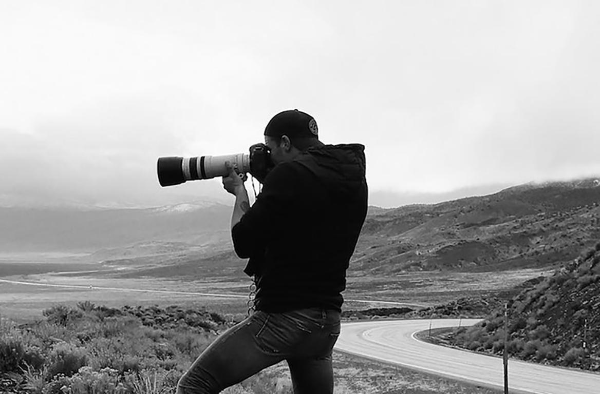 Cougar-Druck 36x48 - Fine Art-Fotografie eines Berglöwen, unsigniert (Grau), Black and White Photograph, von Shane Russeck