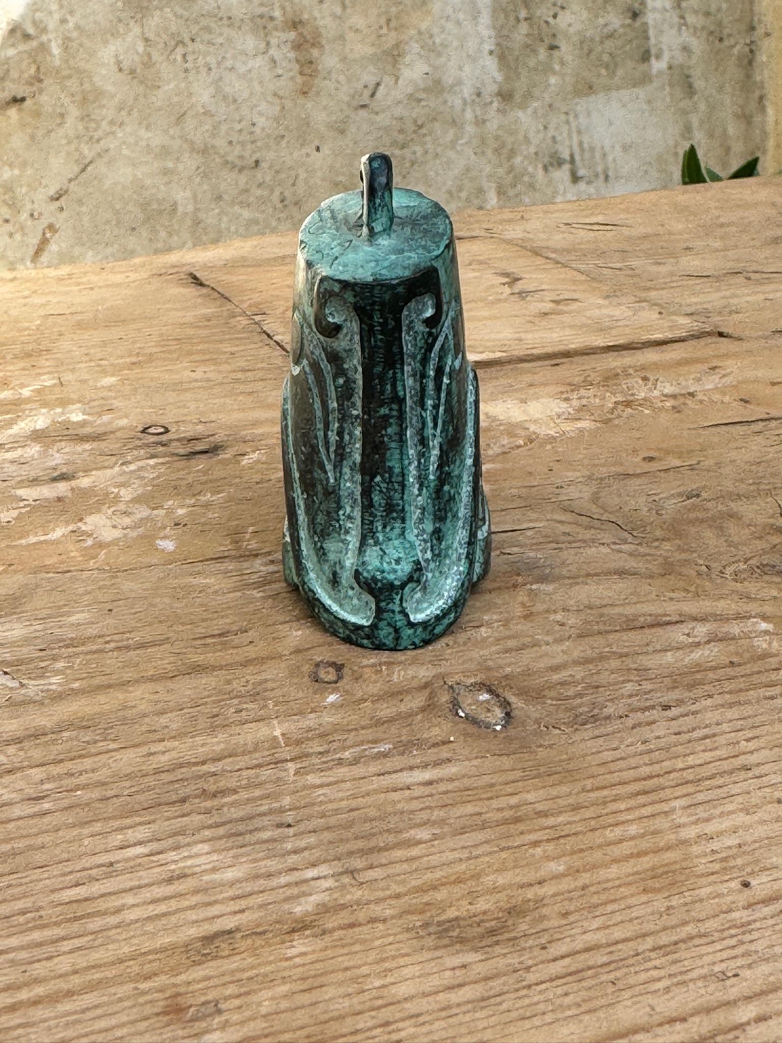 La Campana de Bronce de la Dinastía Shang es un artefacto antiguo, con intrincados grabados de diseños de máscaras que reflejan el arte y la importancia cultural de la Dinastía Shang (c. 1600-1046 a.C.). Estas campanas de bronce, utilizadas a menudo