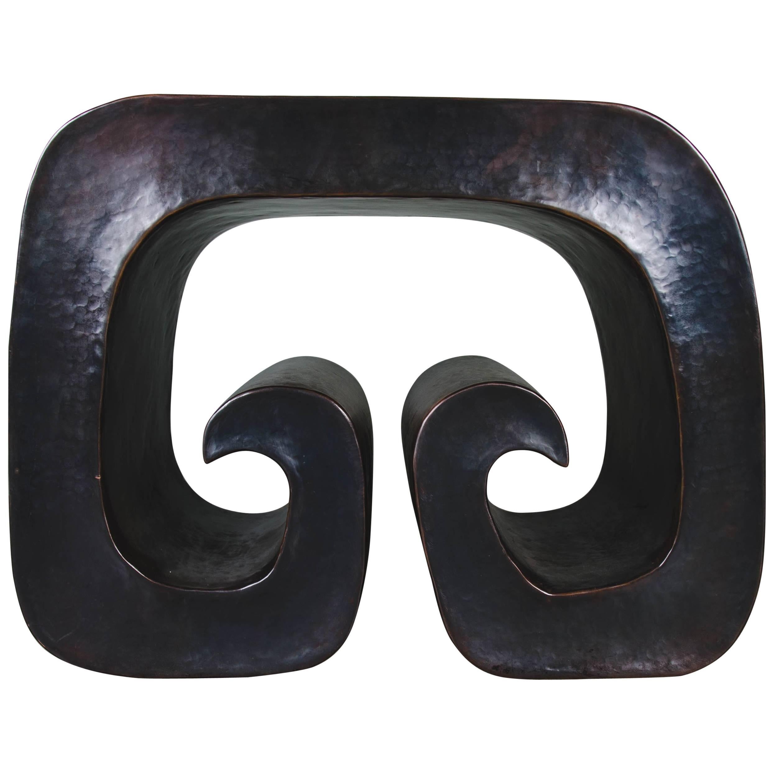 Table à volutes Shang en cuivre par Robert Theo, édition limitée, repoussé à la main en vente