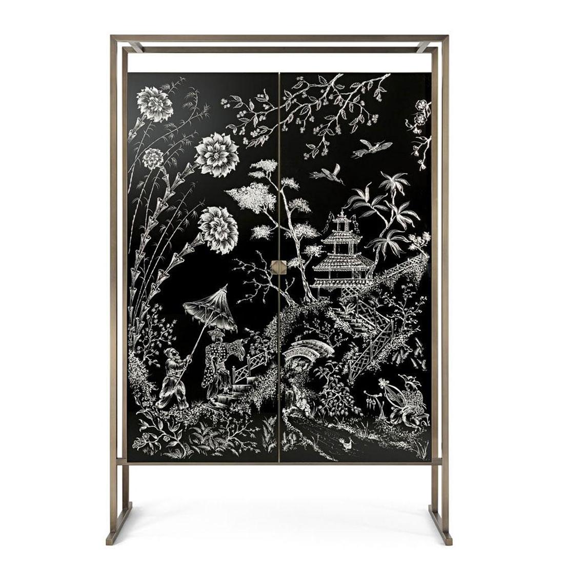 Cabinet bar Shangdu with burnished solid brass frame
and feet. With 2 doors, 3 shelves and 2 drawers inside. Doors
in black glass engraved with silvered finishes. Inside in matte
varnished grey wood, back wall mirrored and LED backlight.
Exceptional