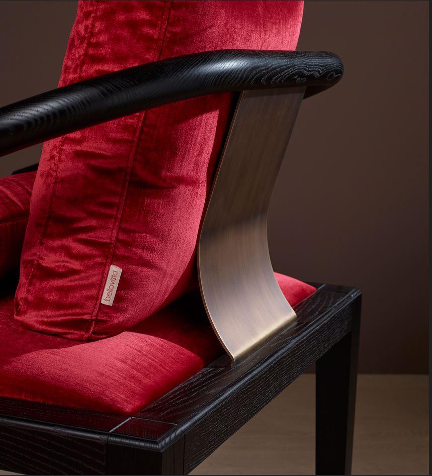 El sillón SHANGHAI combina una elegancia atemporal con un confort sin igual. La estructura de madera maciza de fresno de color moka garantiza estabilidad y durabilidad, mientras que la suave tapicería de terciopelo proporciona un asiento acogedor.
