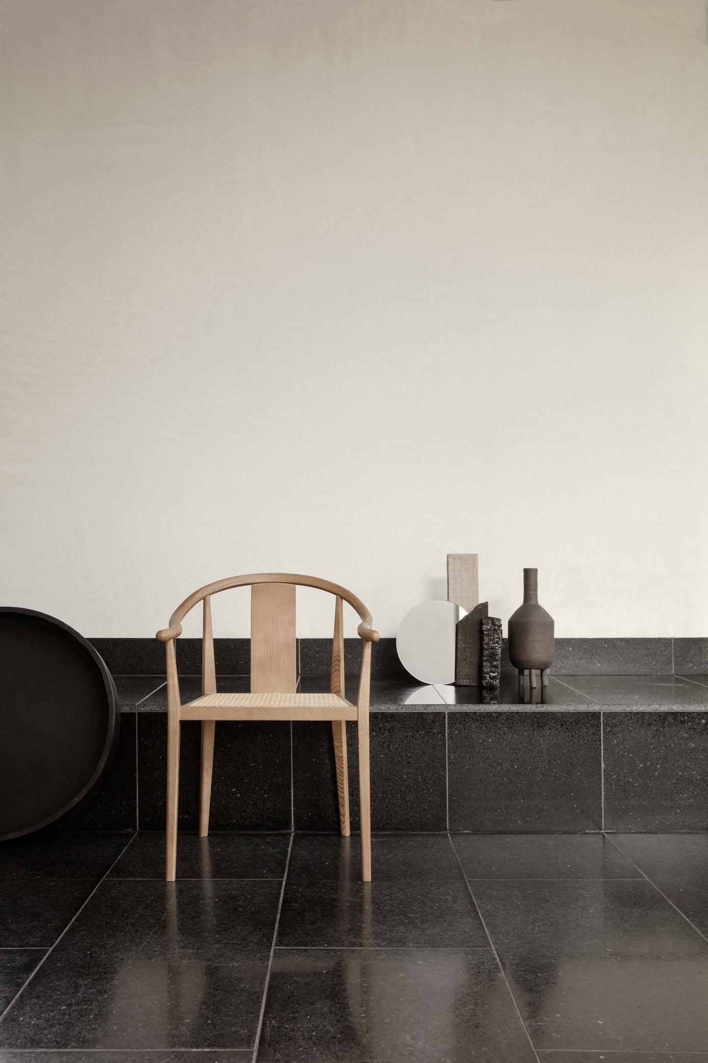 Skandinavischer Stuhl 'Shanghai' von Norr11
Entworfen von Rune Krojgaard & Knut Bendik Humlevik, 2011

Modell auf dem Bild: 
Rahmen: Eiche Schwarz
Sitz: Natürliches Rattan
Erhältlich auch mit Papierkordel, französischem Rattan oder