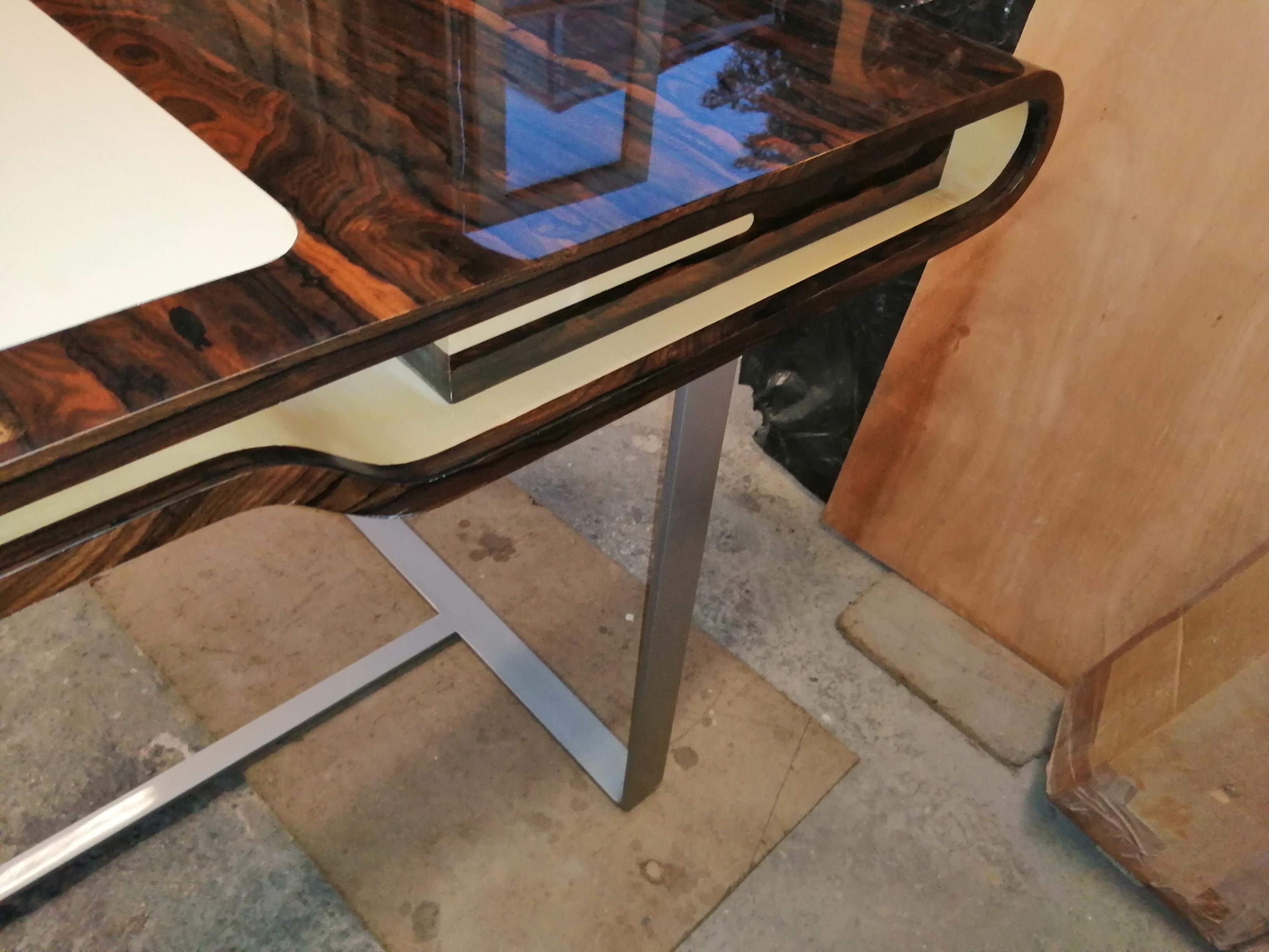 Shanghai-Schreibtisch aus Ziricotte-Holz, Lederplatte und silberfarbenem, patiniertem Bein im Angebot 4