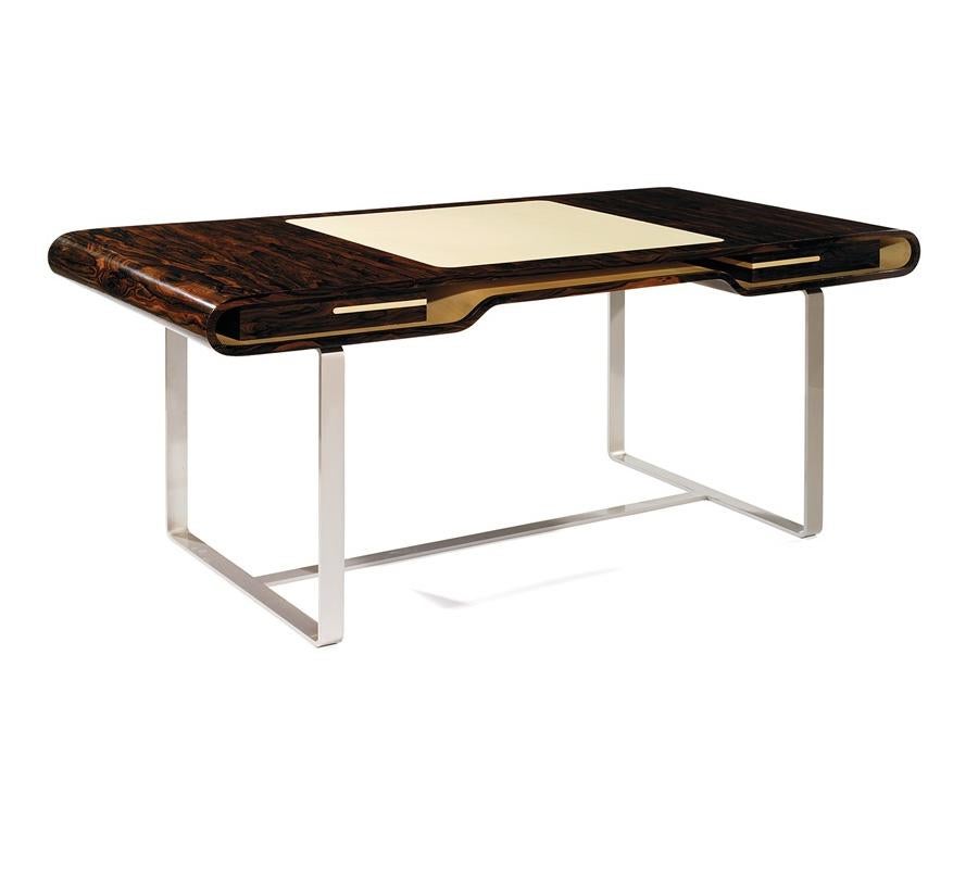 Shanghai-Schreibtisch aus Ziricotte-Holz, Lederplatte und silberfarben patinierten Beinen. Das Innere ist aus Sycomore gefertigt.

 