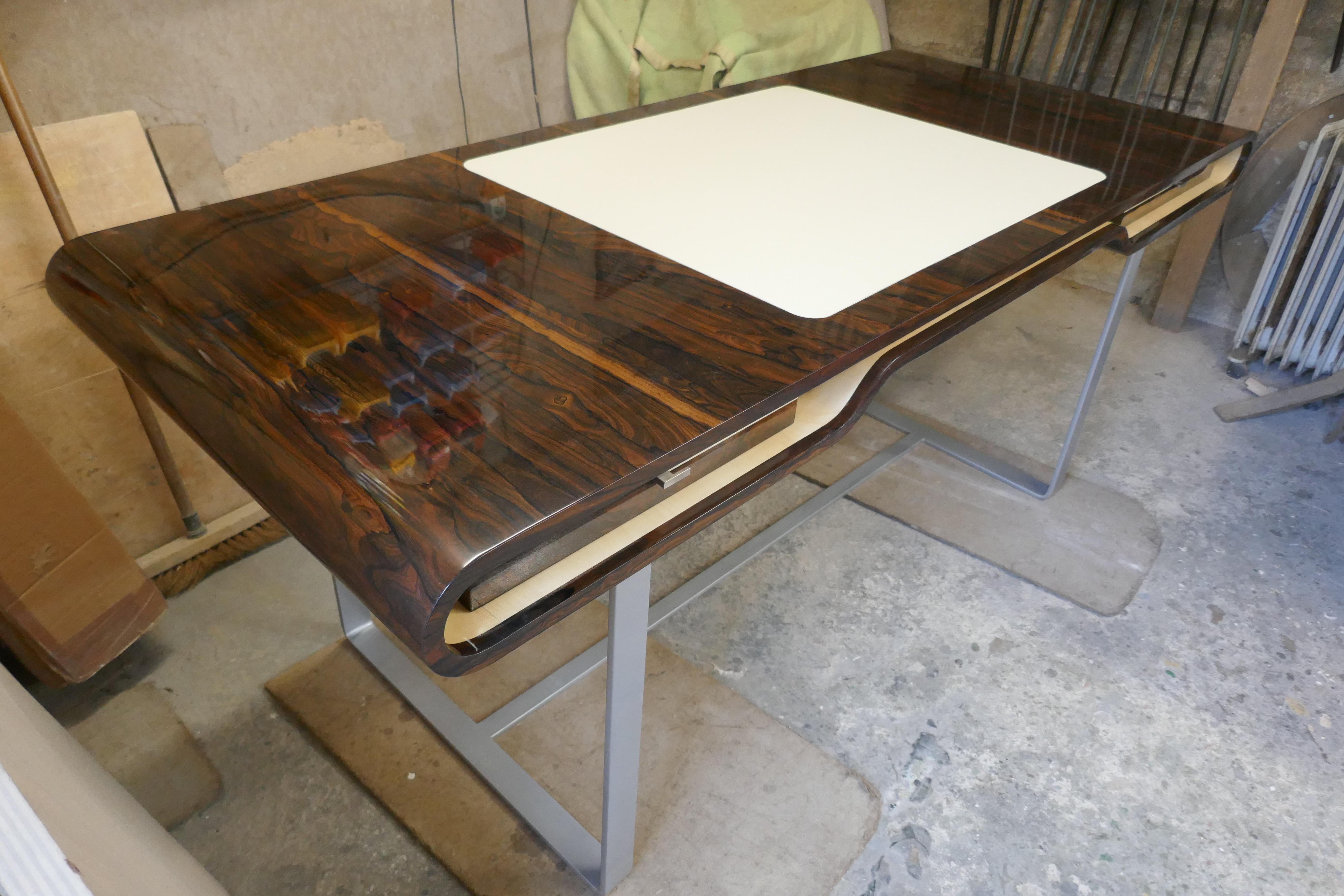 Shanghai-Schreibtisch aus Ziricotte-Holz, Lederplatte und silberfarbenem, patiniertem Bein (Metall) im Angebot