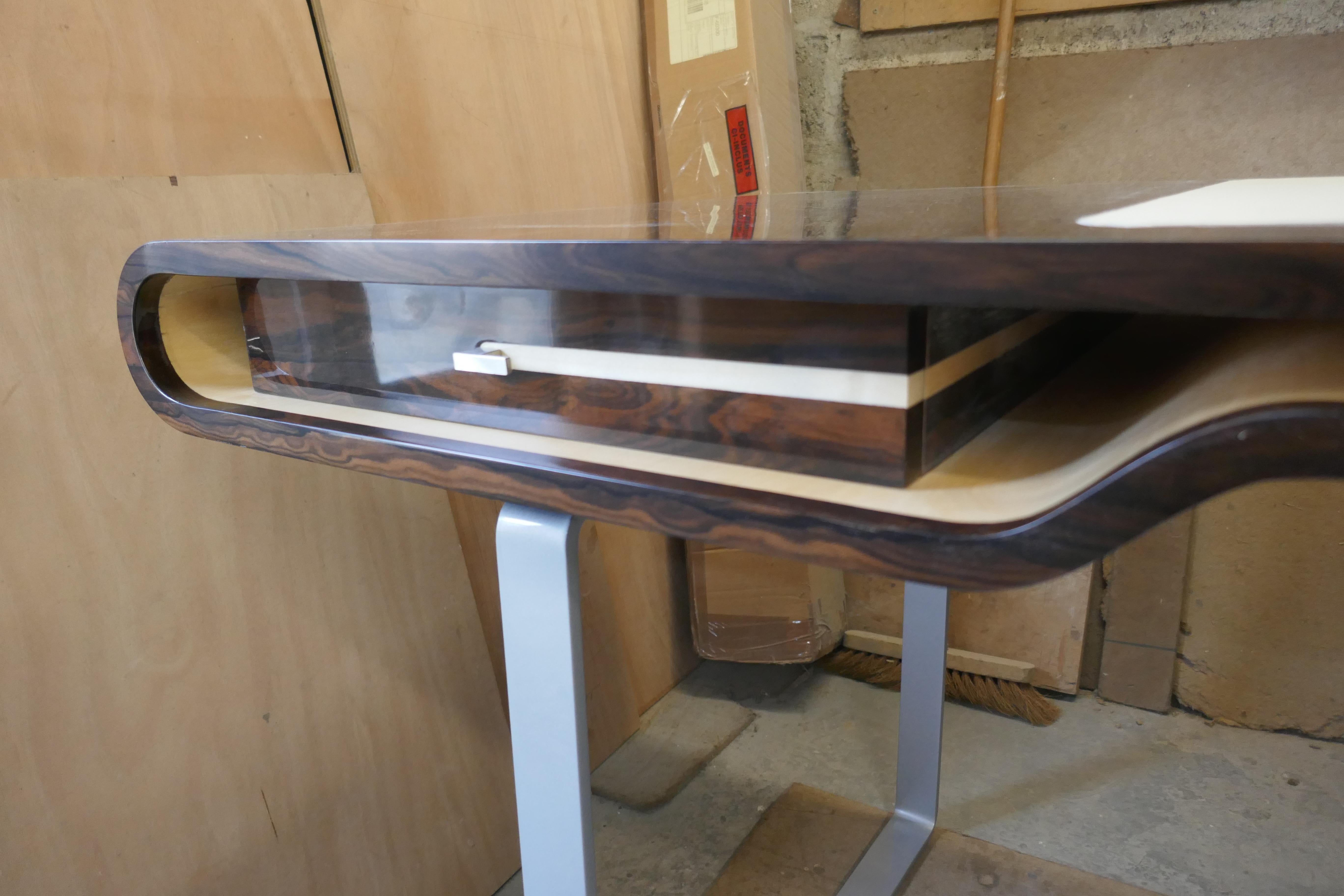 Shanghai-Schreibtisch aus Ziricotte-Holz, Lederplatte und silberfarbenem, patiniertem Bein im Angebot 1