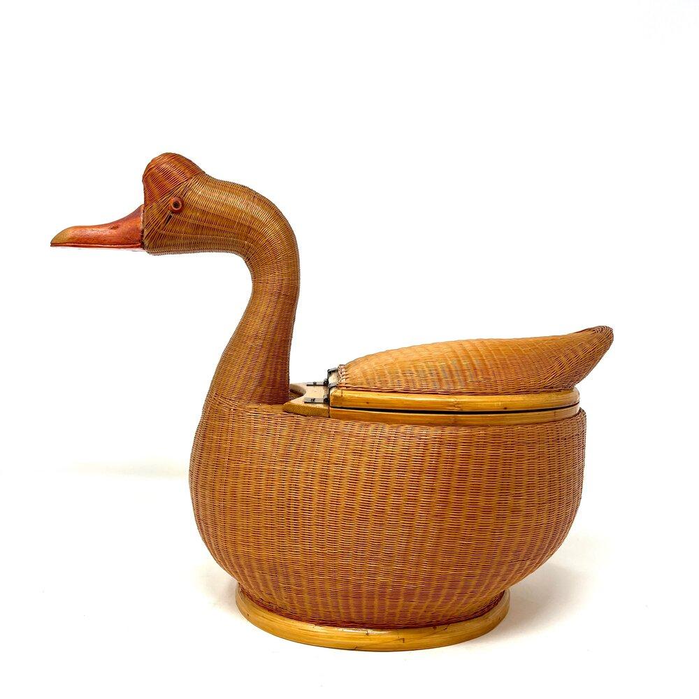 Vintage woven split bamboo goose box by Shanghai Handicrafts. The box has a hinged lid and painted interior. In excellent condition.

Measures: Length: 13.5 in / Depth: 7 in / Height: 11 in.