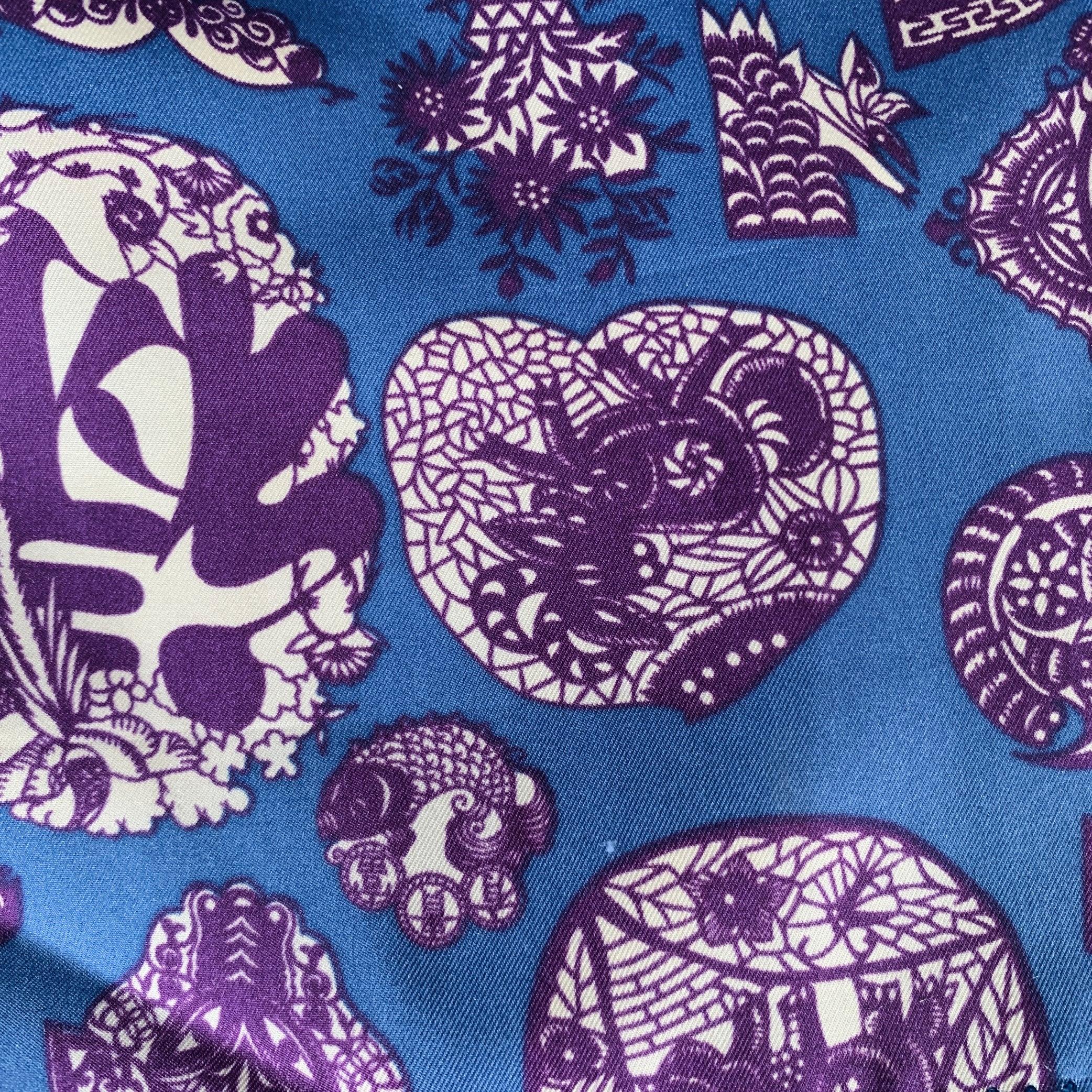 Sciarpa Shanghai Tang
in un tessuto di seta blu e viola con una stampa floreale di ispirazione asiatica, uno stile reversibile e dettagli con frange. Lievi segni di usura. 

Misure: 
  65 pollici  x 9 pollici 
  
  
 
Riferimento Sui Generis: