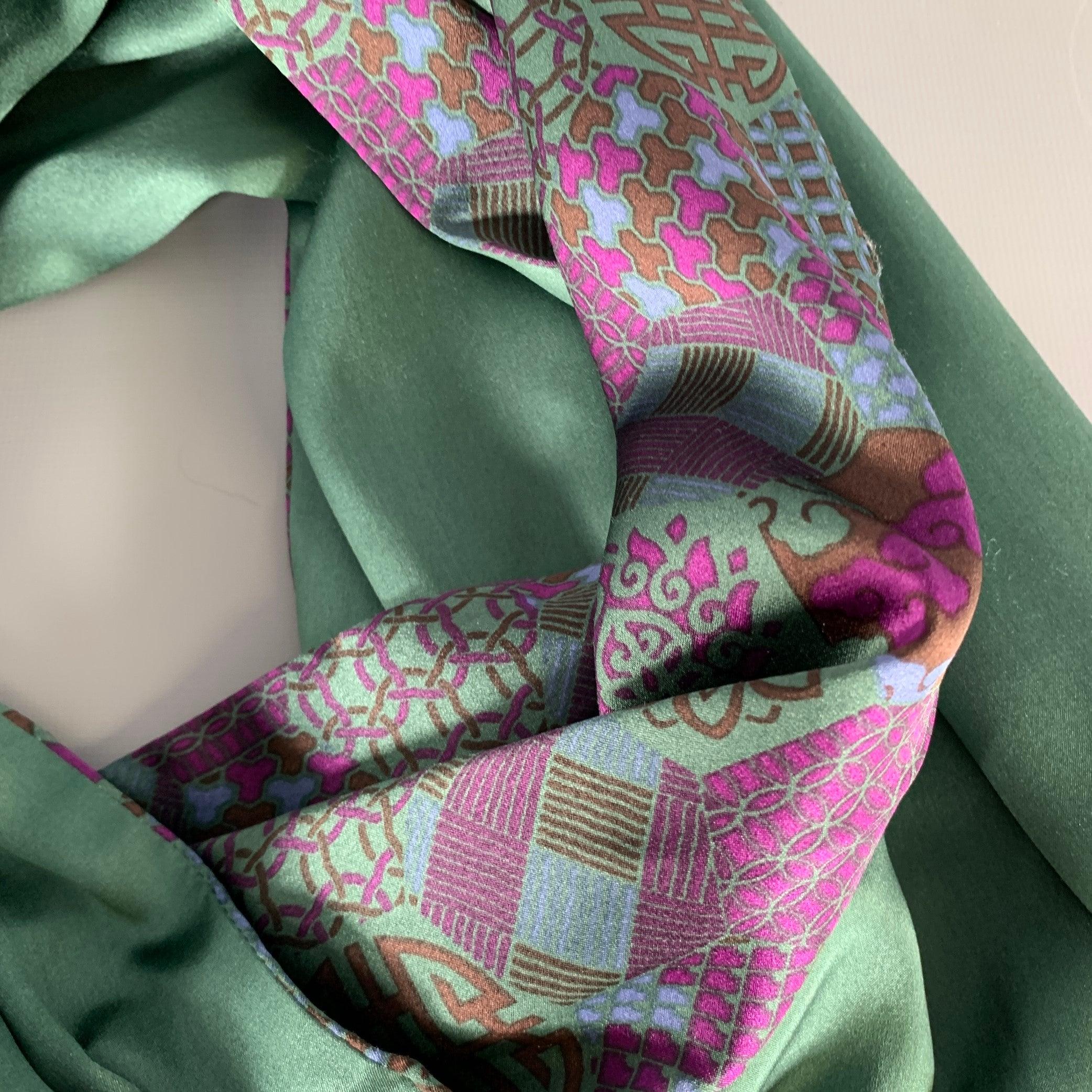 SHANGHAI TANG scarf
in a blue and purple silk fabric featuring an Asian-inspired floral print, reversible style, and fringe details.Very Good Pre-Owned Condition. Minor signs of wear. 

Measurements: 
  65 inches  x 9 inches 

  
  
 
Sui Generis
