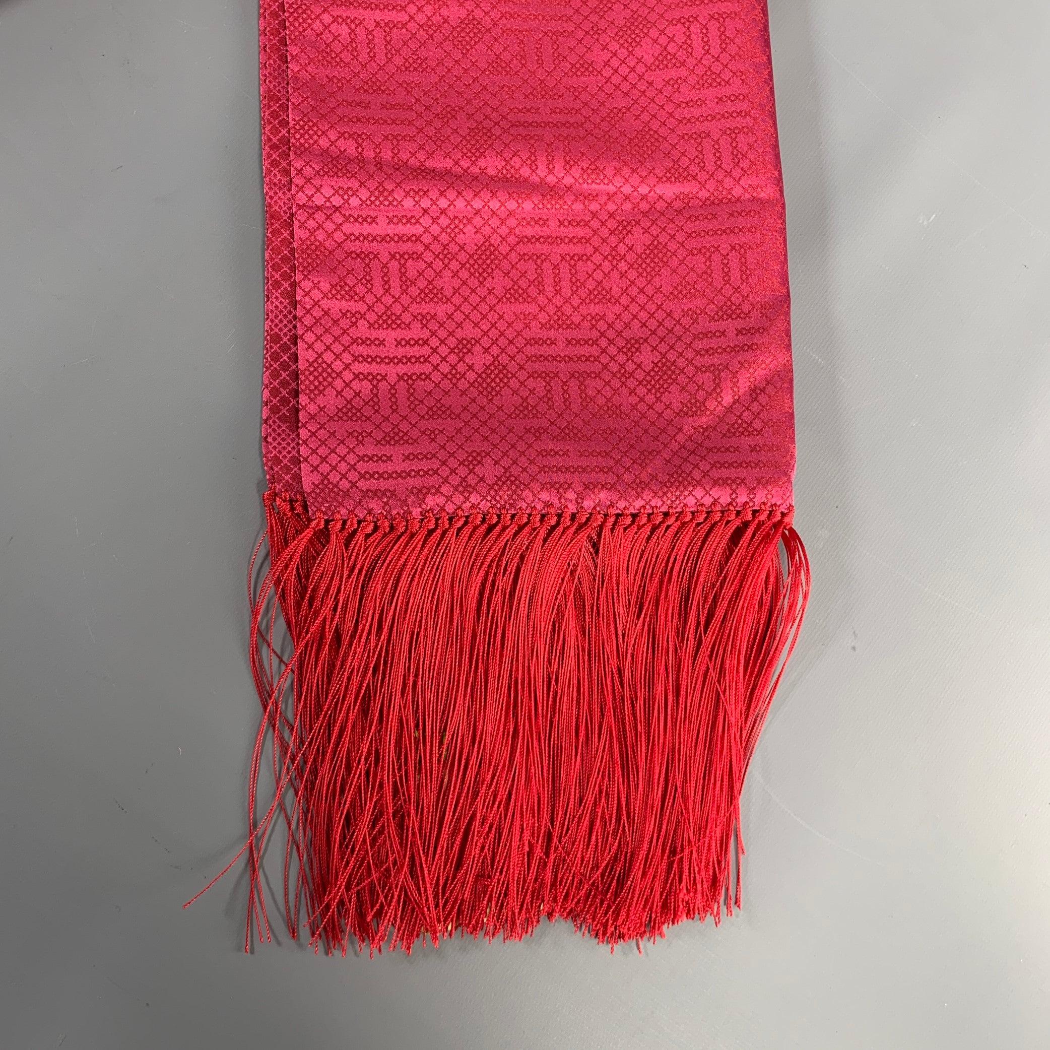 SHANGHAI TANG scarf comes in a pink and red silk jacquart and a fringe detail. Excellent Pre-Owned Condition. 

Measurements: 
  
66 inches  x 13 inches  
 

  
  
 
Sui Generis Reference: 130230
Category: Scarves
More Details
    
Brand:  SHANGHAI