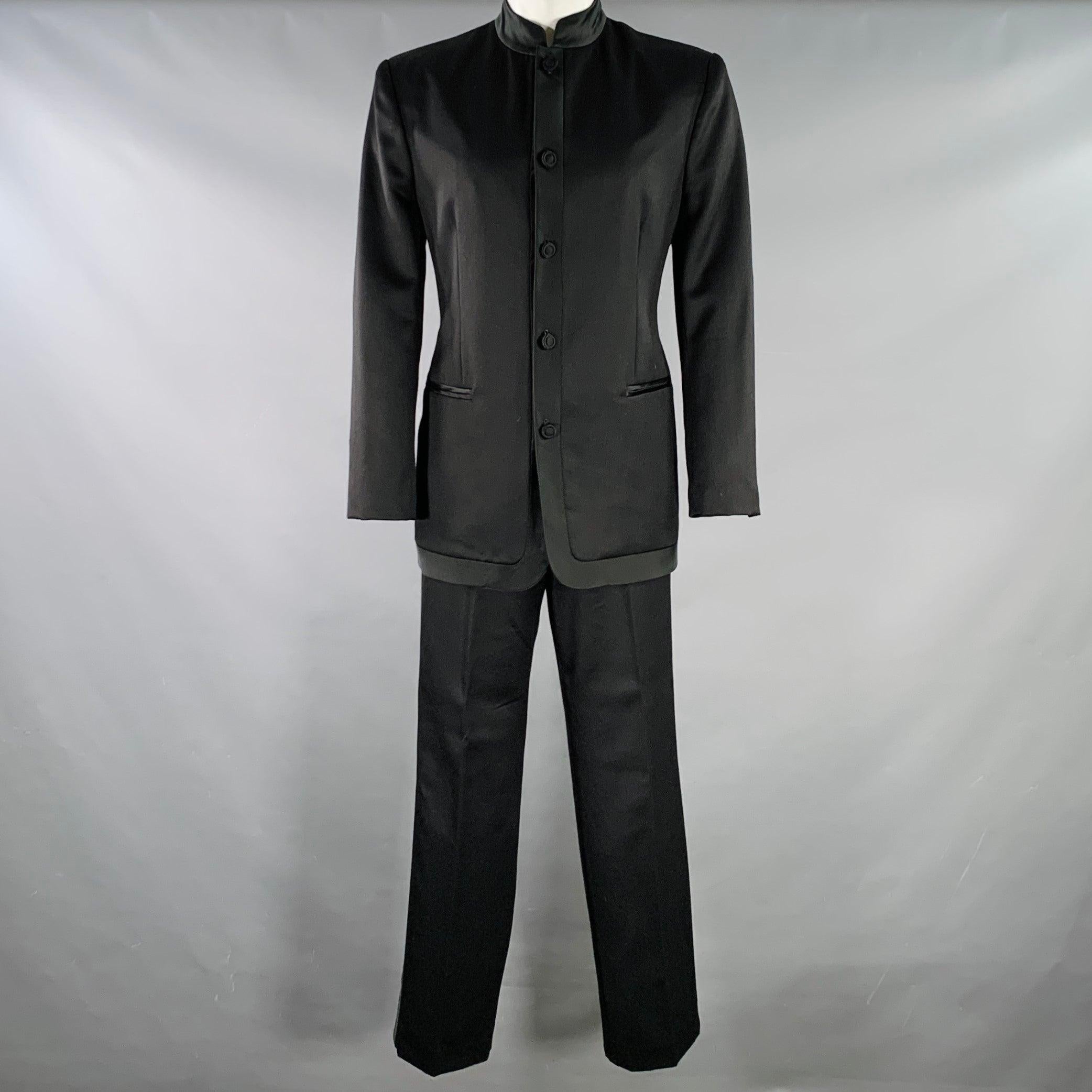Abito SHANGHAI TANG
in lana nera con fodera integrale e comprende un cappotto sportivo monopetto a cinque bottoni con colletto alla mandarina e pantaloni piatti abbinati. Molti piccoli segni di usura. 

Contrassegnato:   40 

Misure: 
 