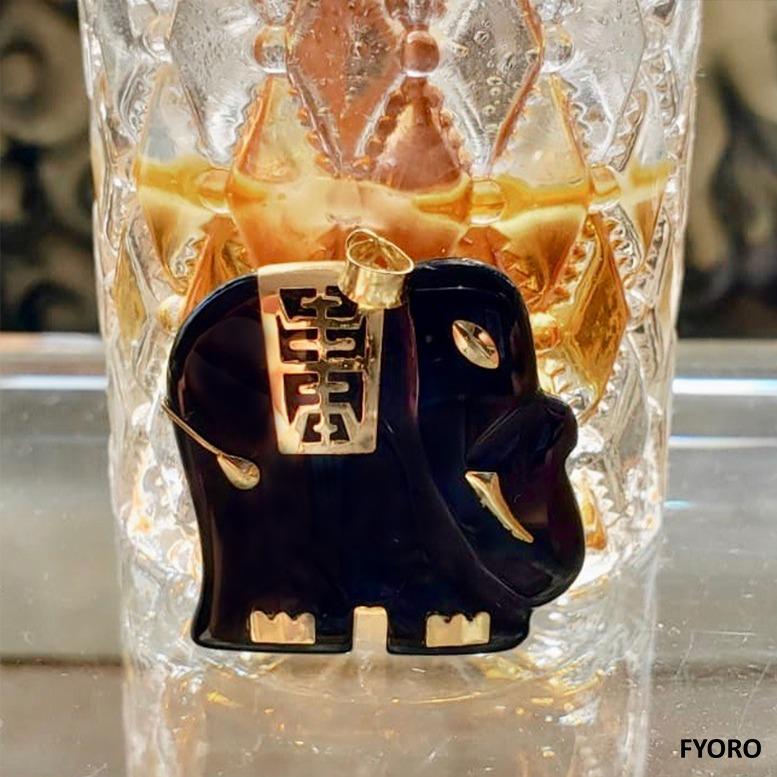 Shanghainese Onyx Elephant Pendant with 14K Yellow Gold In New Condition For Sale In Kowloon, HK