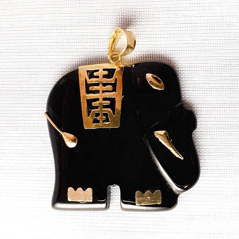 Shanghainese Onyx Elephant Pendant with 14K Yellow Gold For Sale 4