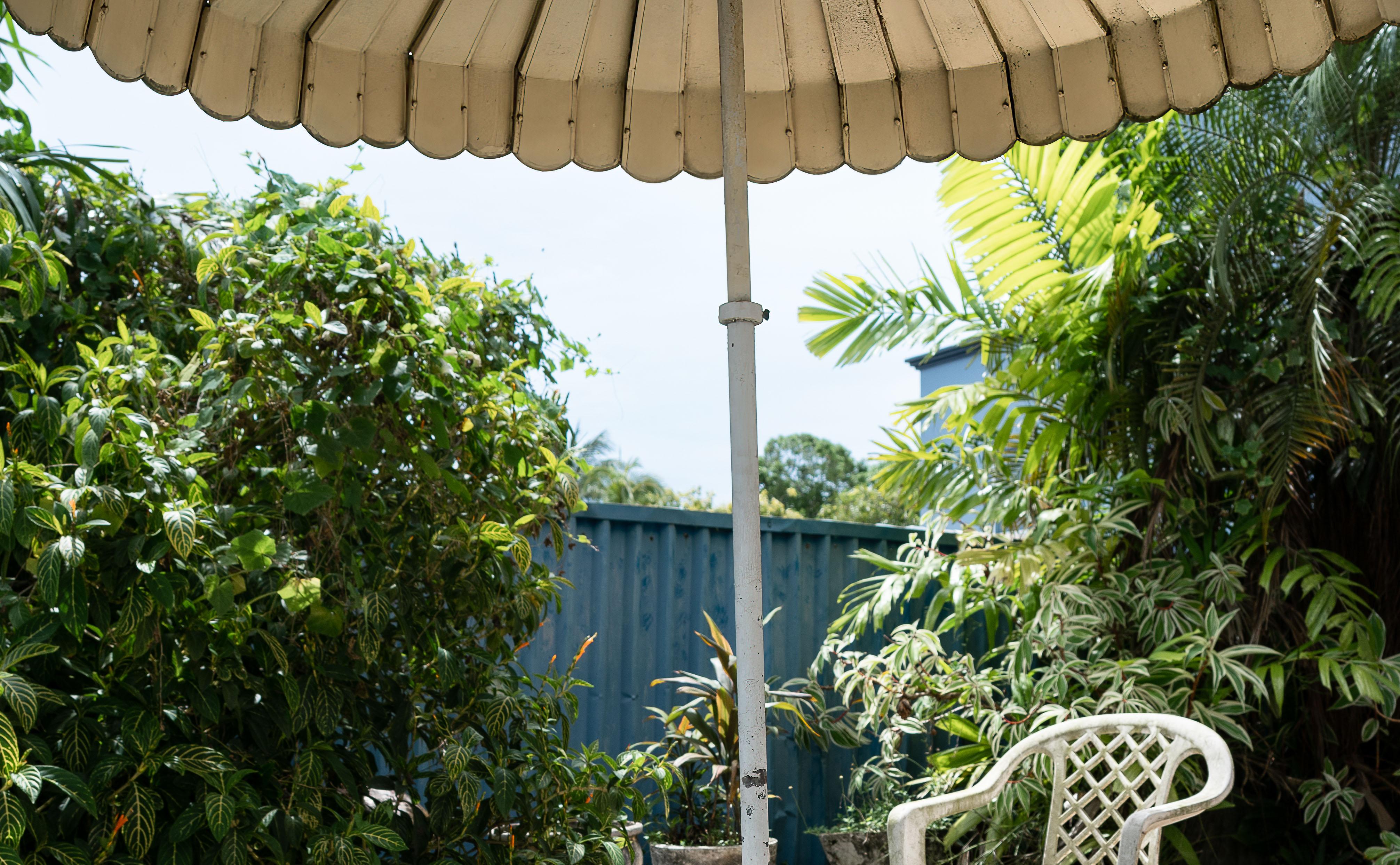 Die Fotografien von Shani Mootoo über ihr Elternhaus in Trinidad sind fesselnd, rätselhaft und letztlich real. Sie sind die Chronik eines Lebens. Dieses Bild gehört zu einer Reihe von Bildern, die die Künstlerin als 