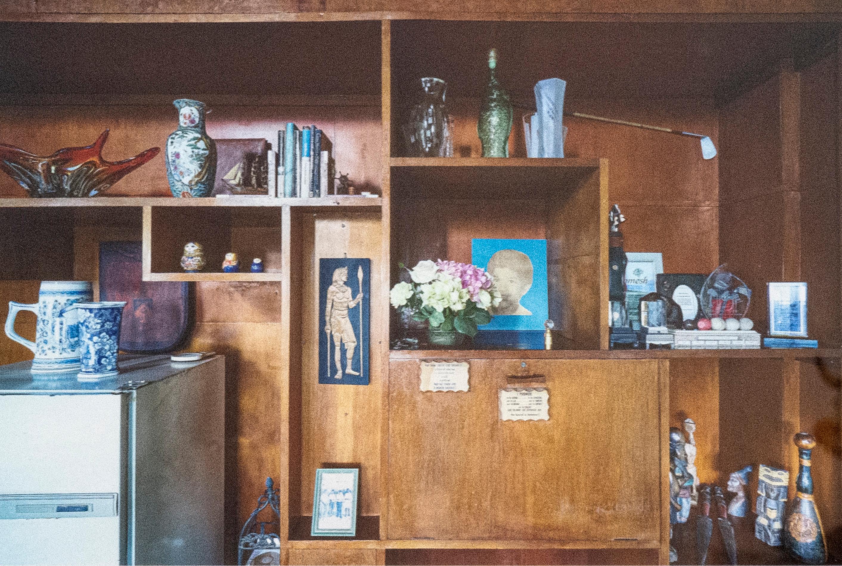 Shani Mootoo Still-Life Photograph – Romesh's Wall 1/10 - Dokumentarfilm, Interieur, Farbe, Fotografie, Giclée-Druck