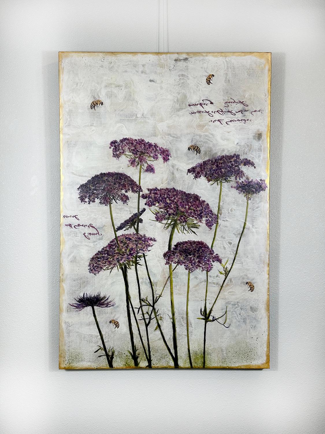 <p>Commenti dell'artista<br />Api ronzanti si librano intorno ai fiori di Queen Anne dai toni viola. I morbidi strati di cera, la tormalina arcobaleno schiacciata e la texture traslucida conferiscono al pezzo una qualità onirica. Questa flora e