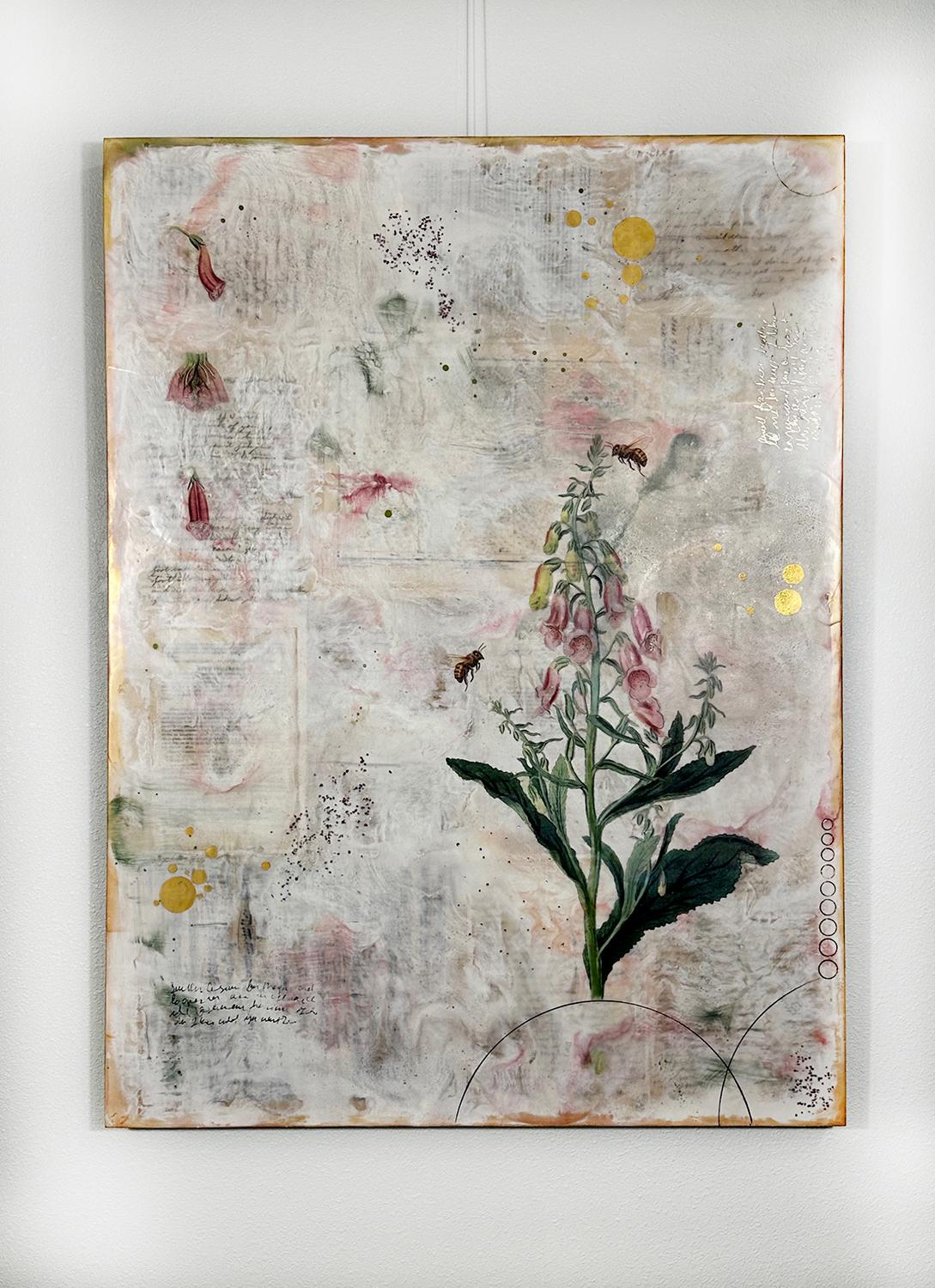 <p>Comentarios del artista<br />Las abejas revolotean alrededor de las flores de dedalera. La artista Shannon Amidon incorporó granate triturado y pan de oro a la pieza, añadiendo una rica textura, brillo y calidez. Las capas de cera de abeja y
