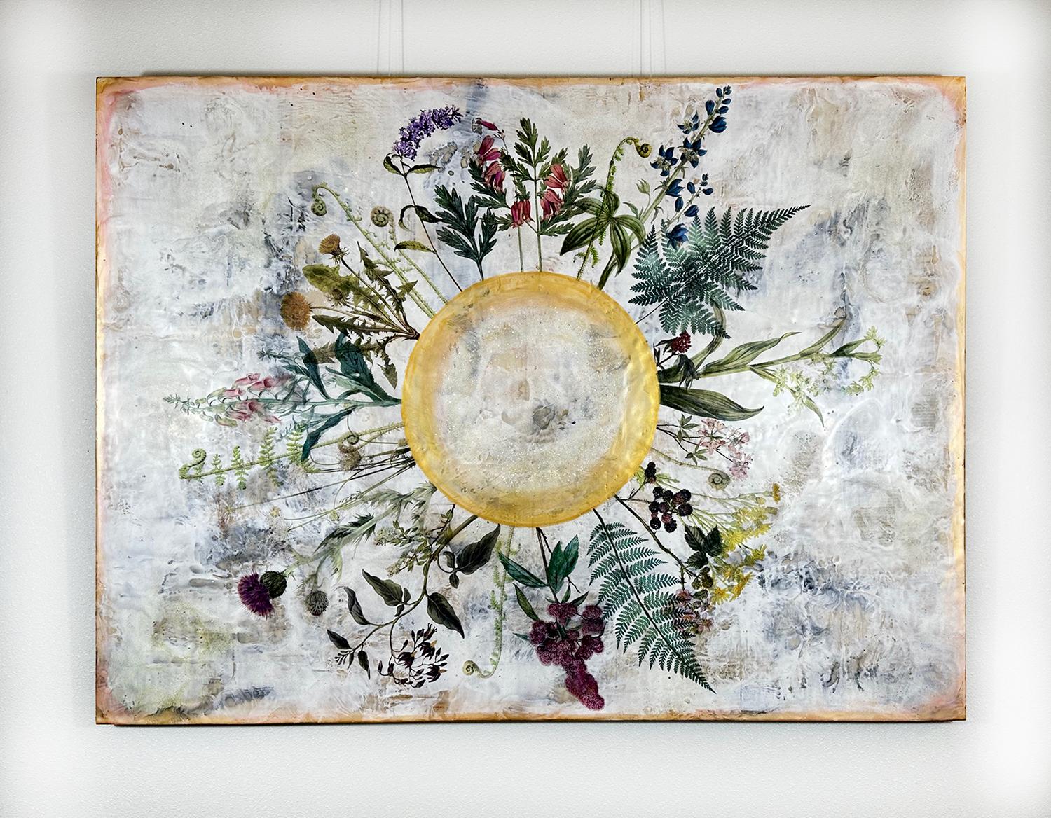 <p>Commenti dell'artista<br>Un luminoso cerchio dorato, circondato da fiori selvatici raccolti nella proprietà dell'artista Shannon Amidon, affascina questo dipinto ad encausto a tecnica mista. La madreperla schiacciata aggiunge una morbida