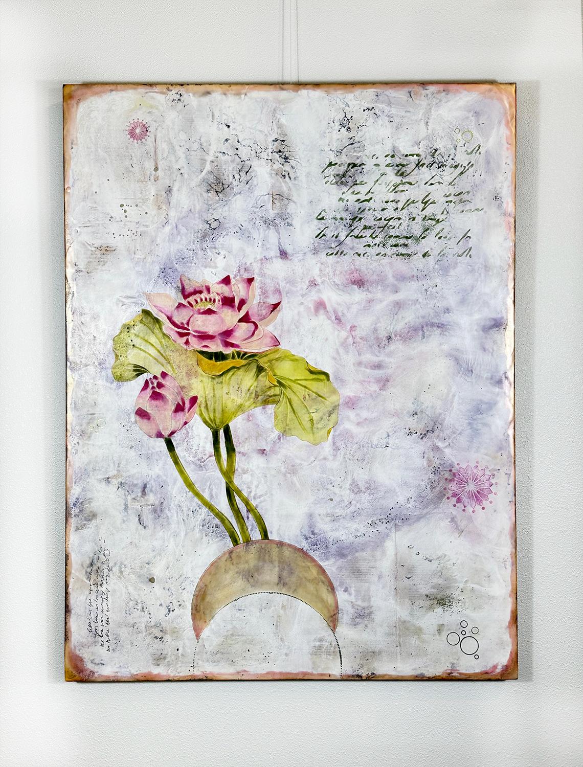 <p>Comentarios del artista<br />Las flores de loto brotan de una luna creciente. Sus delicados pétalos rosas y sus hojas verdes contrastan con el fondo texturizado, evocando una sensación de tranquilidad y equilibrio. Las capas de cera y piedras