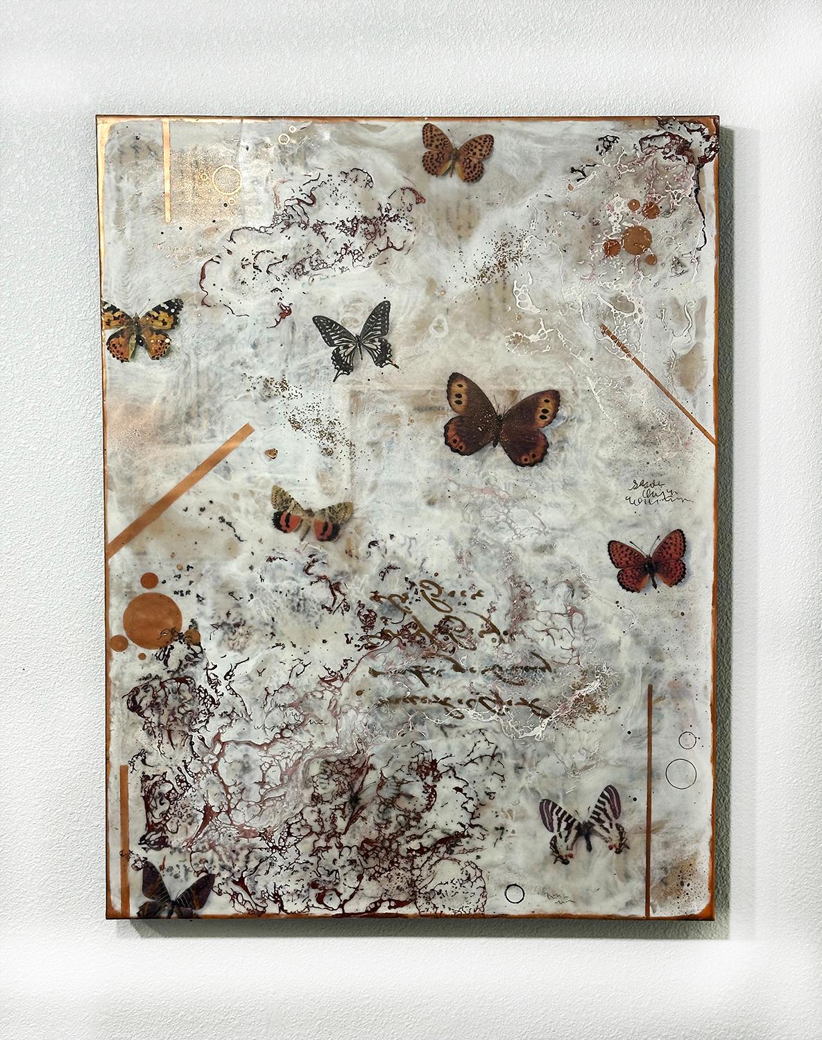 <p>Commenti dell'artista<br />L'opera d'arte cattura la bellezza fugace della natura attraverso delicate farfalle, toni terrosi e ricchi accenti di rame. Gli strati di cera encaustica creano un senso di profondità e una qualità onirica, mentre i