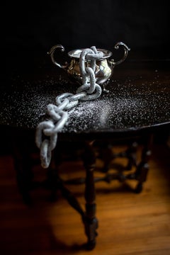 « Sugarcoat » - Sud, photographie de natures mortes, chaînes, conceptuel, sucre, foncé