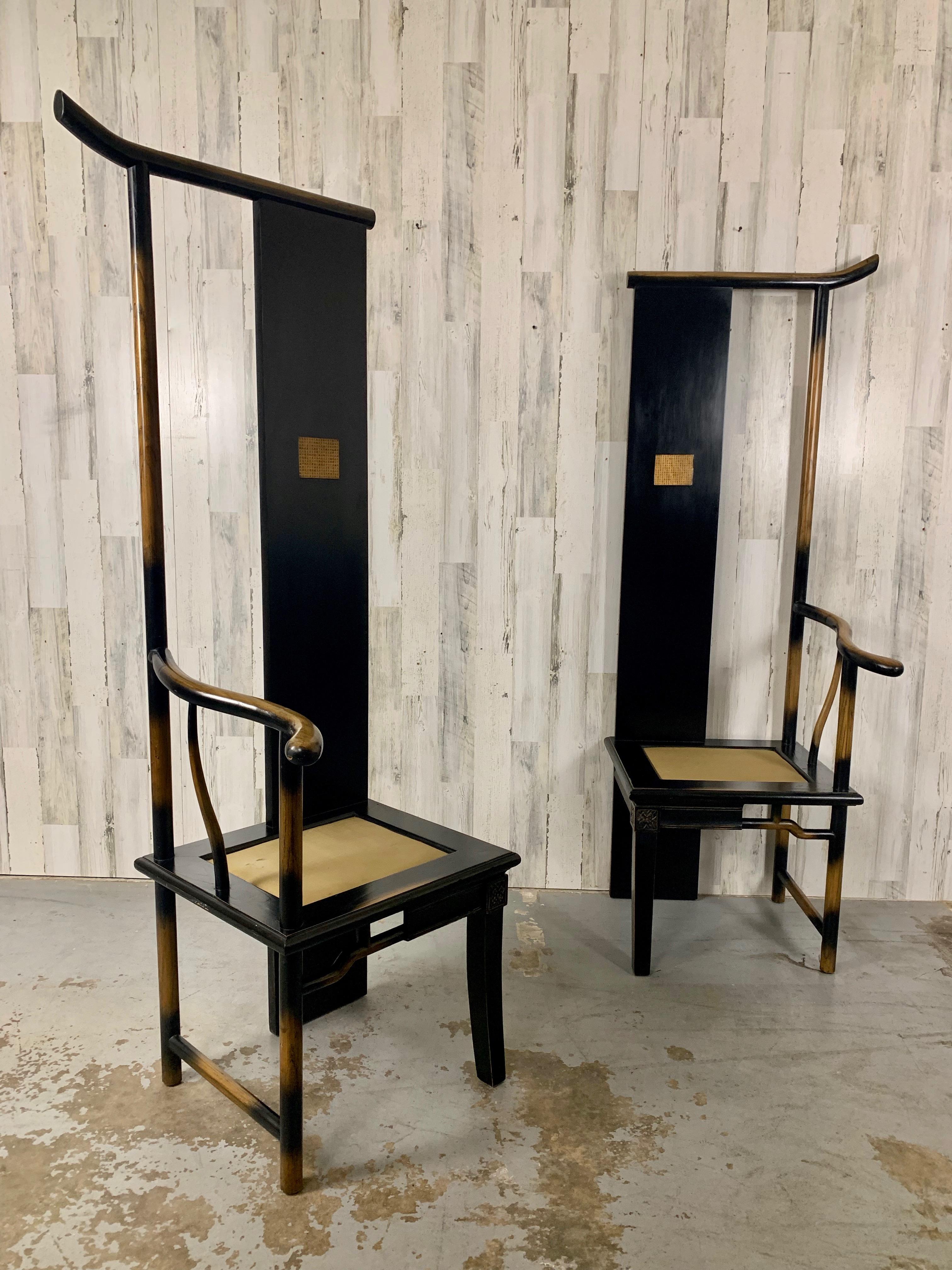  Combinaison de deux fauteuils à un seul bras exécutés en 1996 par Shao Fan. Fabriqué en catalpa et en bois d'orme. Il a conçu des meubles qui représentent l'art plutôt que d'être purement fonctionnels. Chaque chaise qu'il a conçue est une œuvre