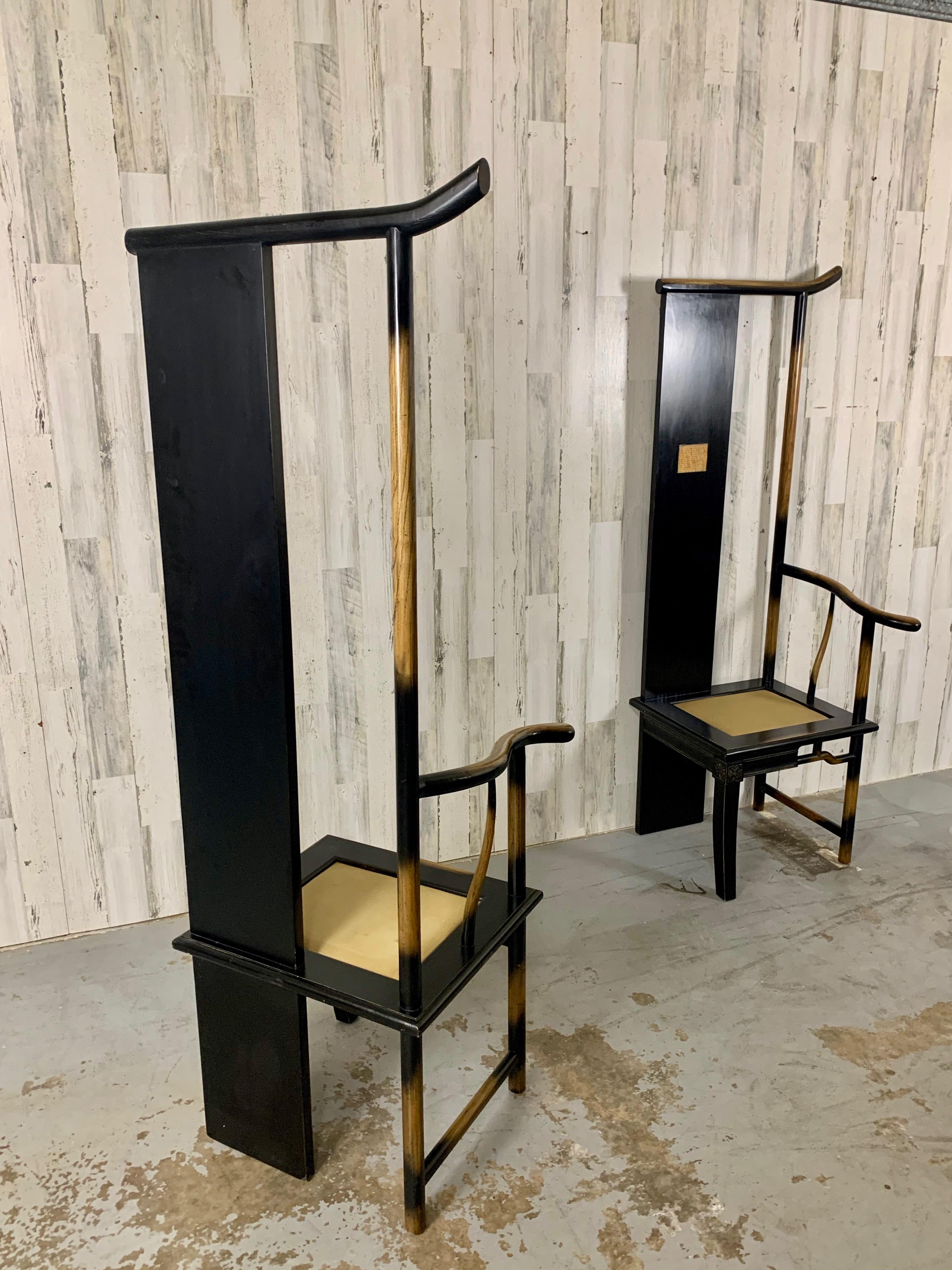  Due sedie a braccio singolo combinate eseguite nel 1996 da Shao Fan. Realizzato in catalpa e legno di olmo. Ha progettato mobili che rappresentano l'arte piuttosto che essere puramente funzionali. Ogni sedia da lui progettata è un'opera d'arte