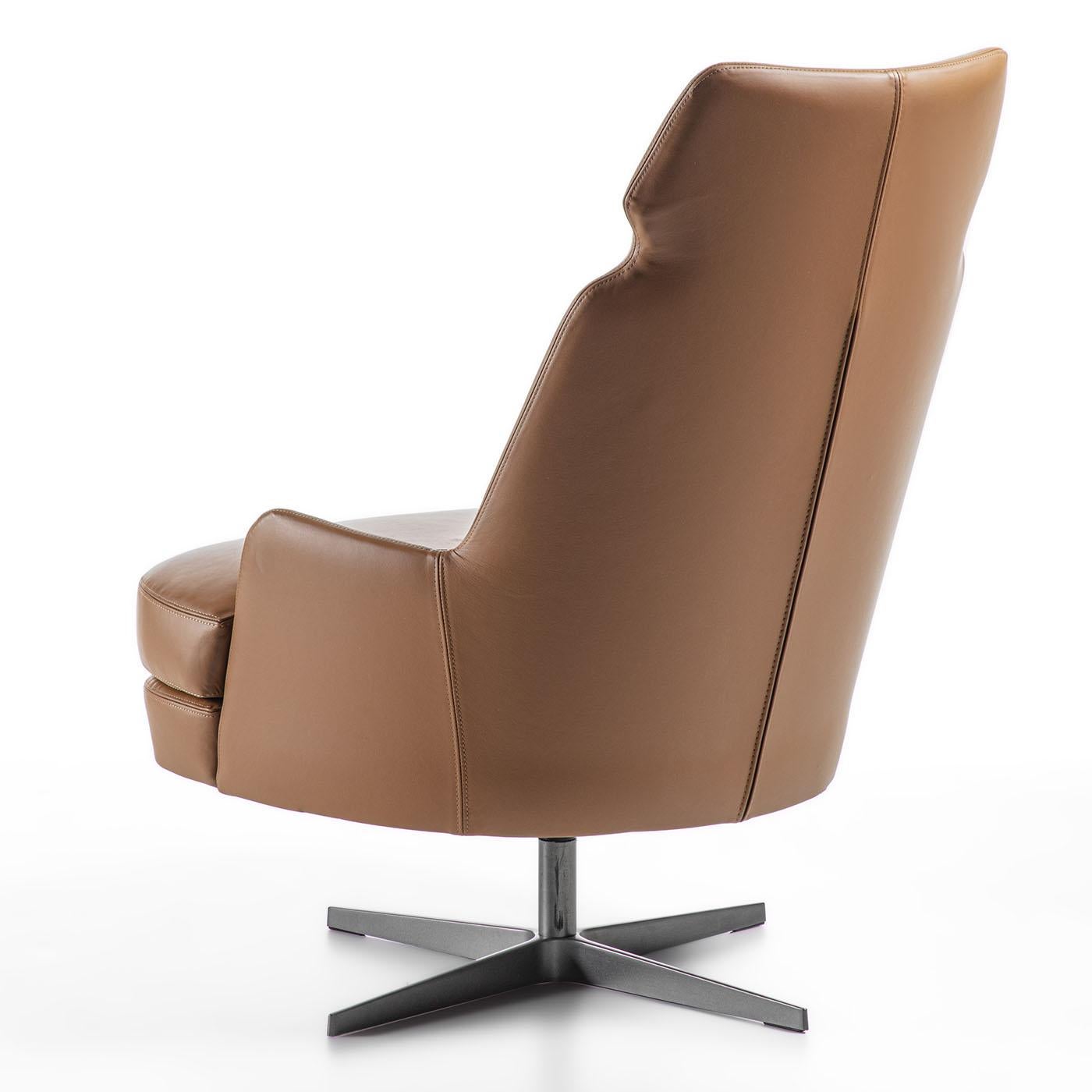 Bergere is inspired by the particular curves of the Shape line. Equipped with reclining and swivel mechanism. Metal base in lead finish and structure upholstered in leather.