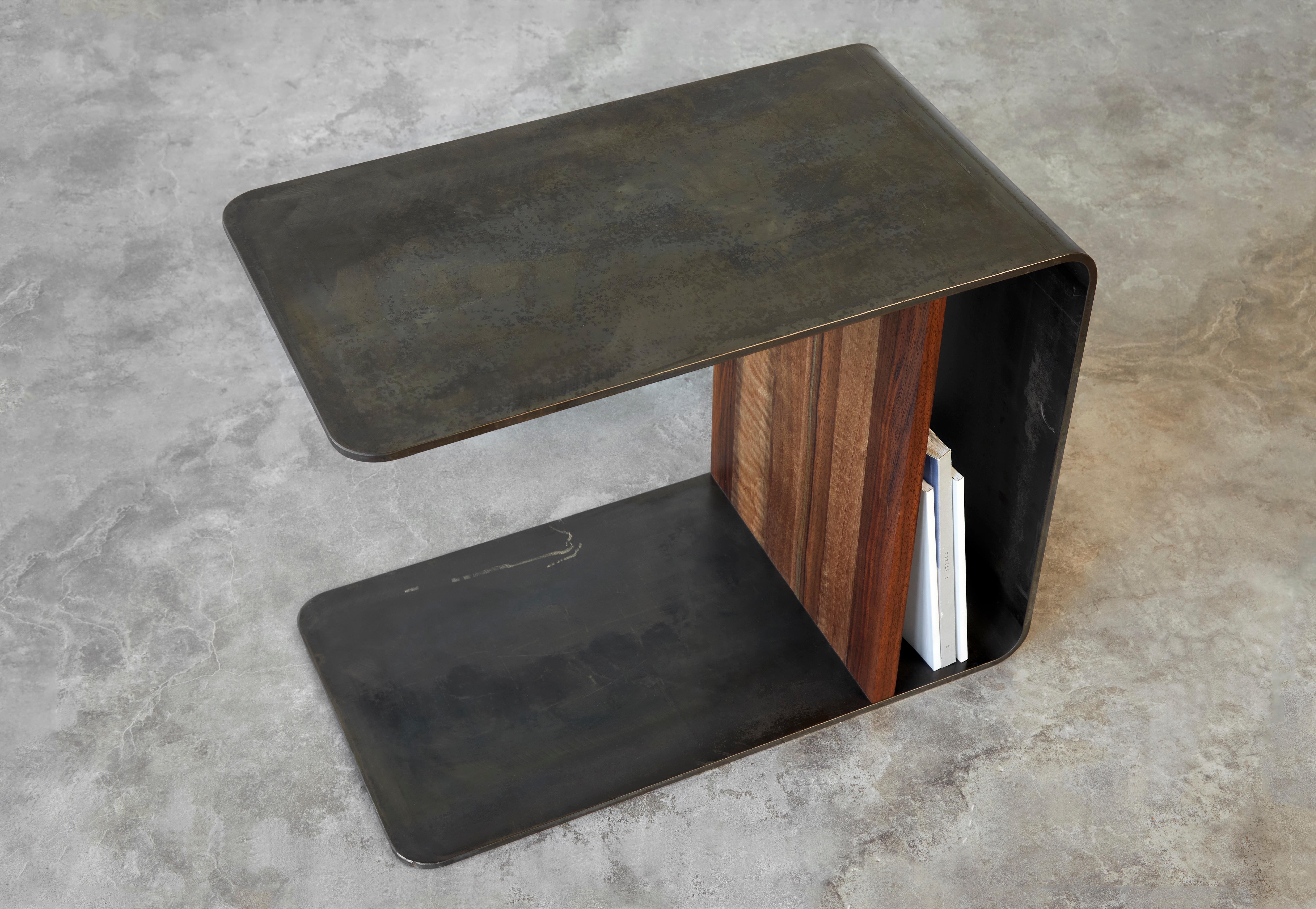 La table d'appoint Shape of Weight est une pièce sculpturale. La présence audacieuse et dramatique de la table Shape of Weight s'intègre à une table basse ou peut être utilisée seule comme table d'appoint.

Fabriquée en acier 3/8