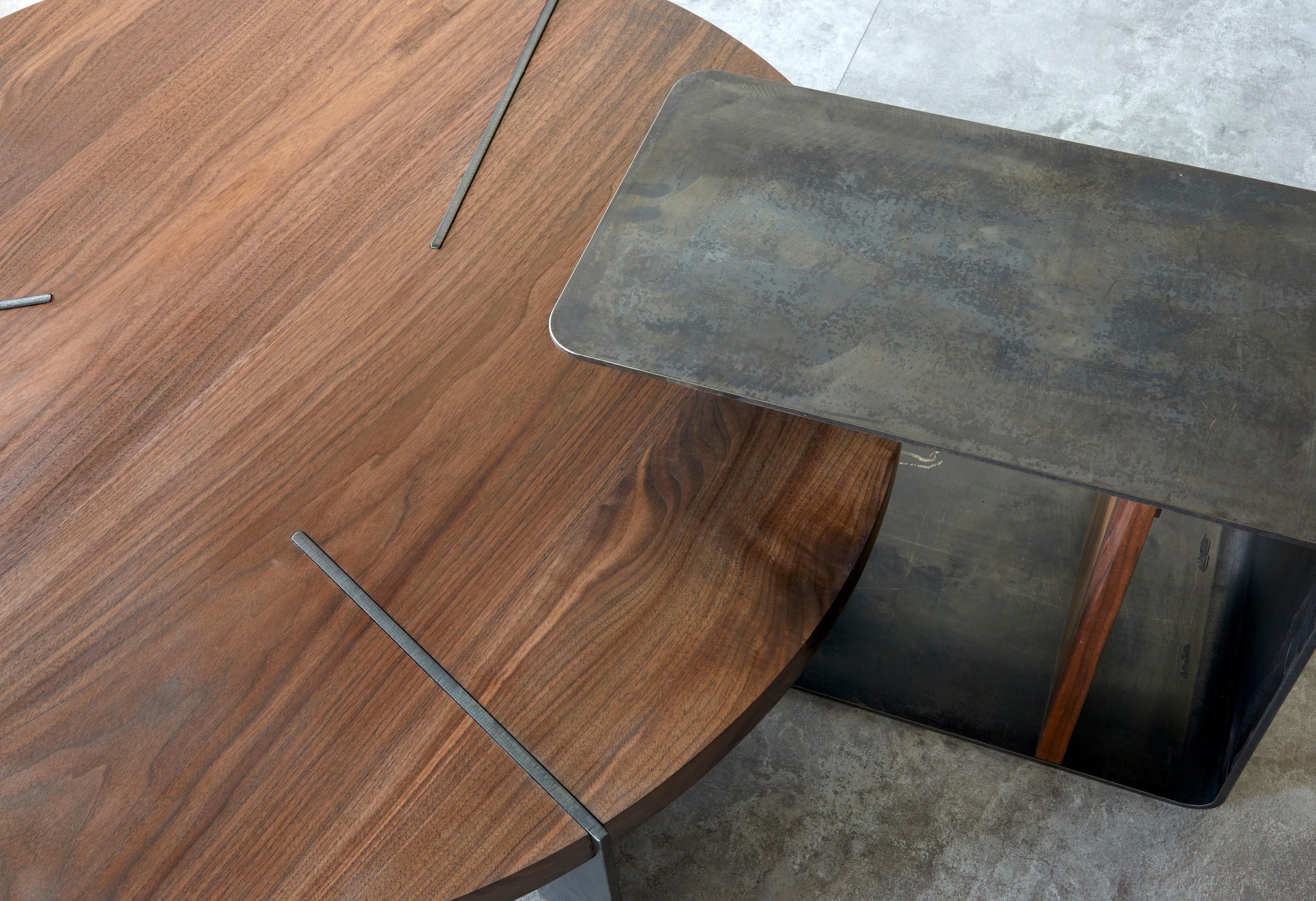 Canadien Forme de poids Table gigogne en métal en forme de C par Autonomous Furniture en vente