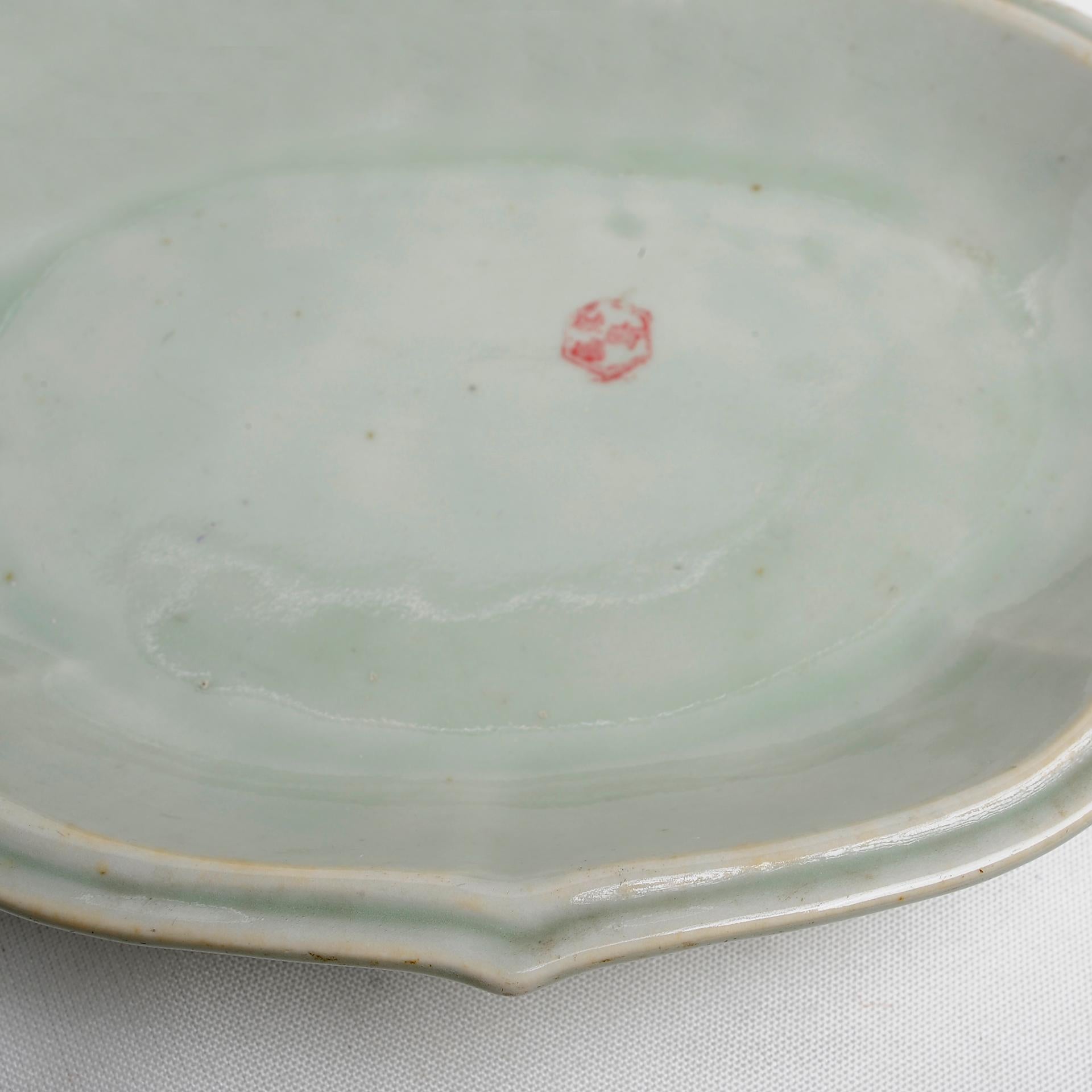 Geformter antiker ovaler chinesischer Teller (Handgeschnitzt) im Angebot
