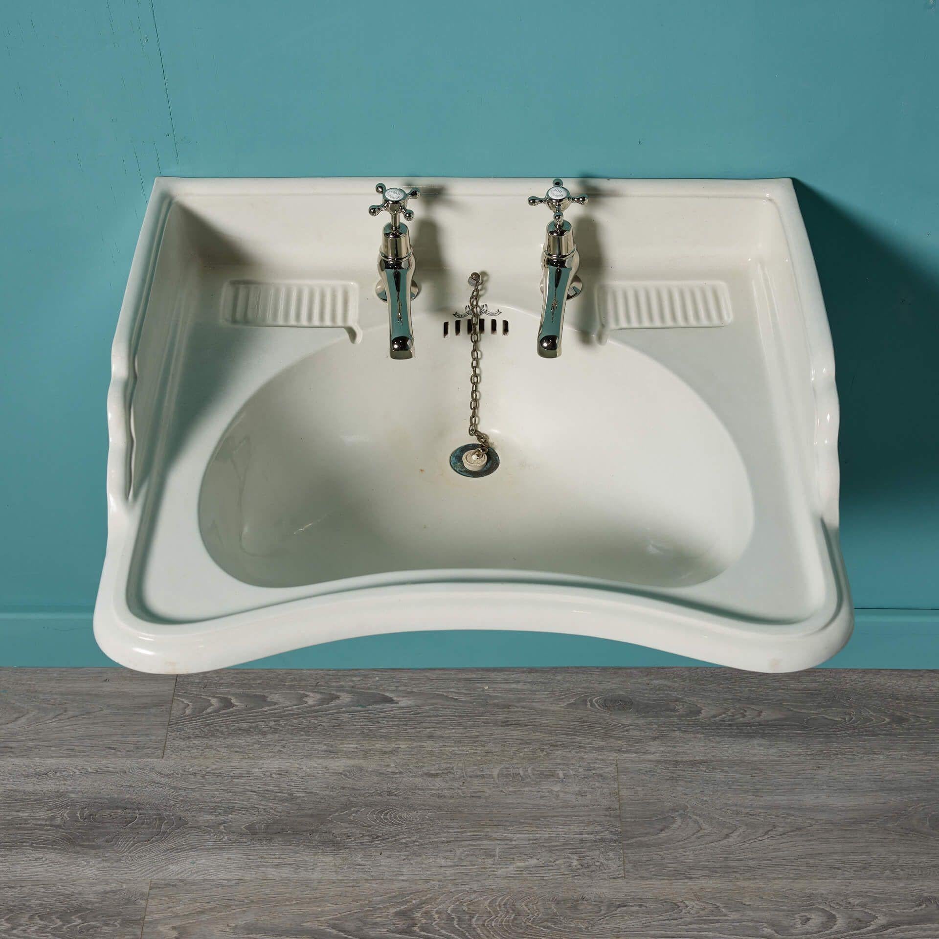 Anglais Cuvette murale antique avec consoles en vente