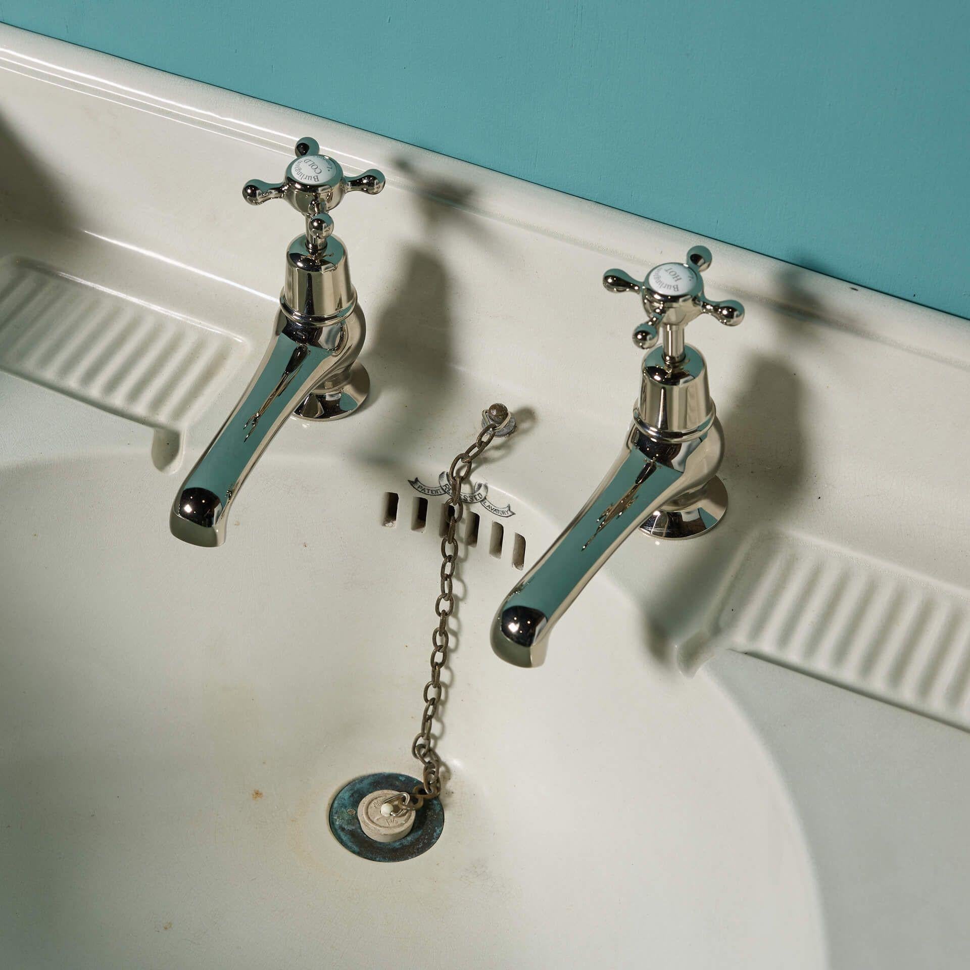 Moulage Cuvette murale antique avec consoles en vente