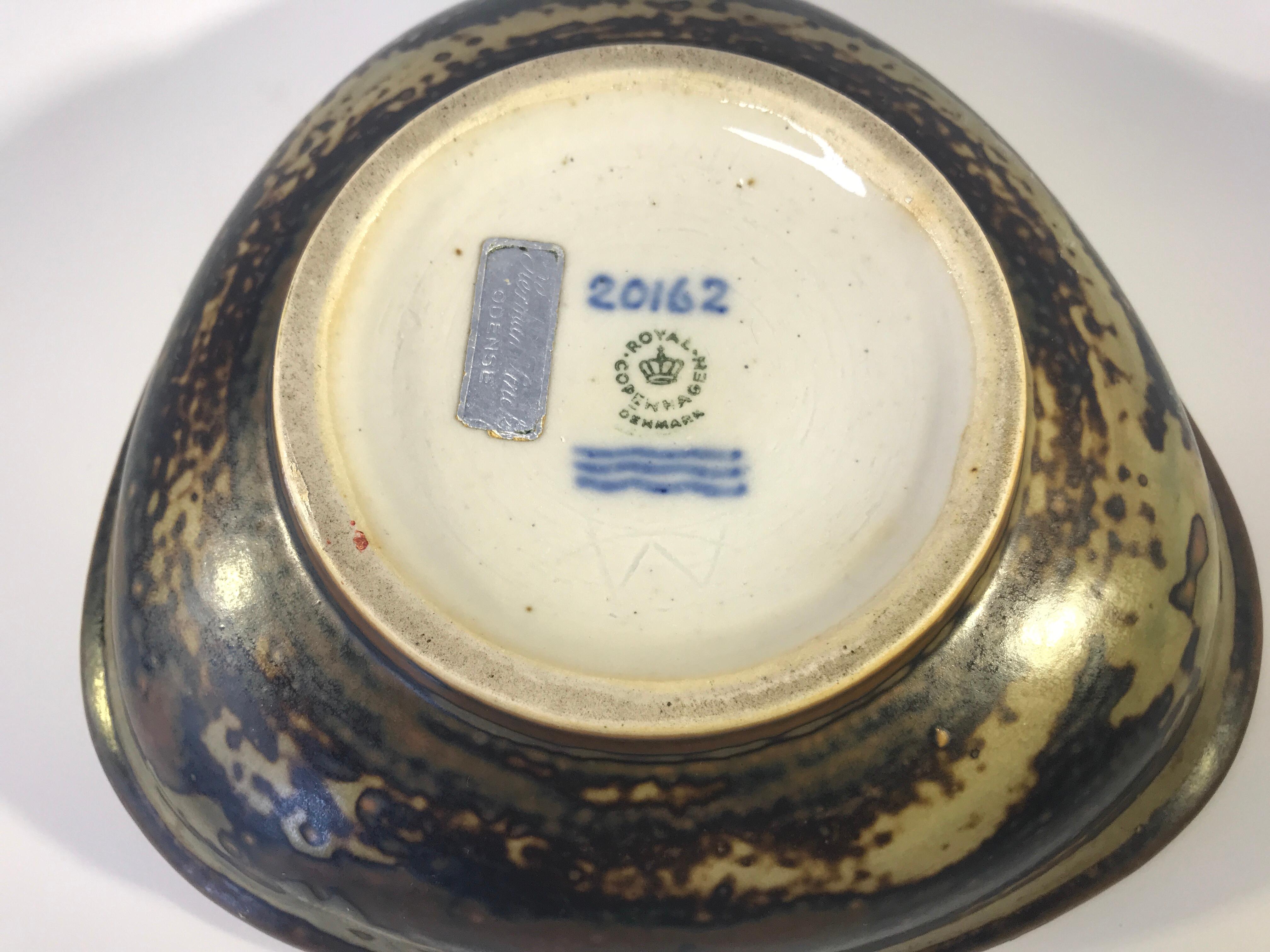 Plat en grès émaillé Bode Willumsen Royal Copenhagen 1965 Sung #20162 Bon état - En vente à Rothley, Leicestershire