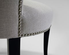 Sedia da pranzo con schienale curvo e dettaglio dei bottoni e della testa di chiodo