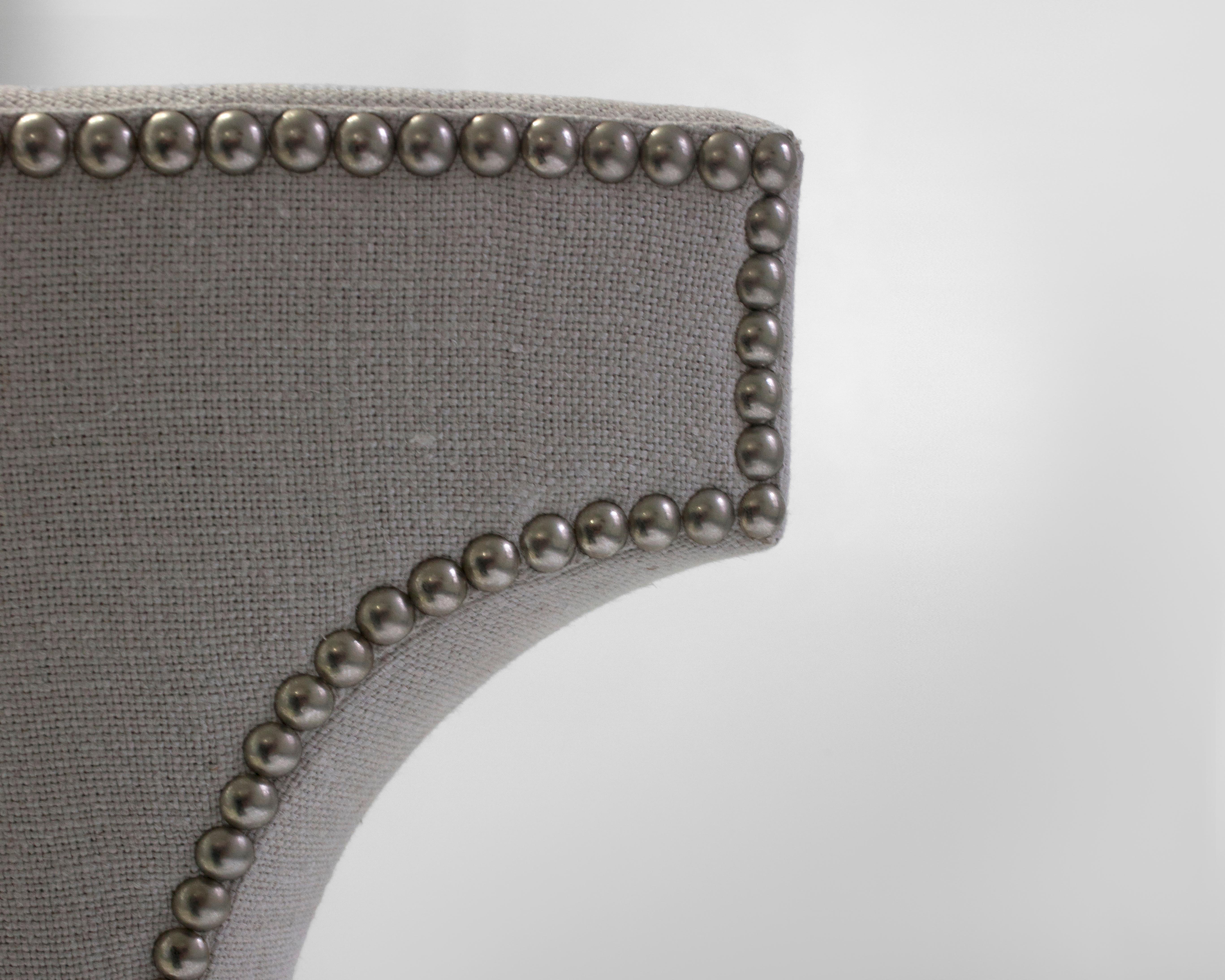Shaped Curve Back Esszimmer-Beistellstuhl mit Selbstknopf-Detail und Nagelkopf-Detail (Handgefertigt) im Angebot