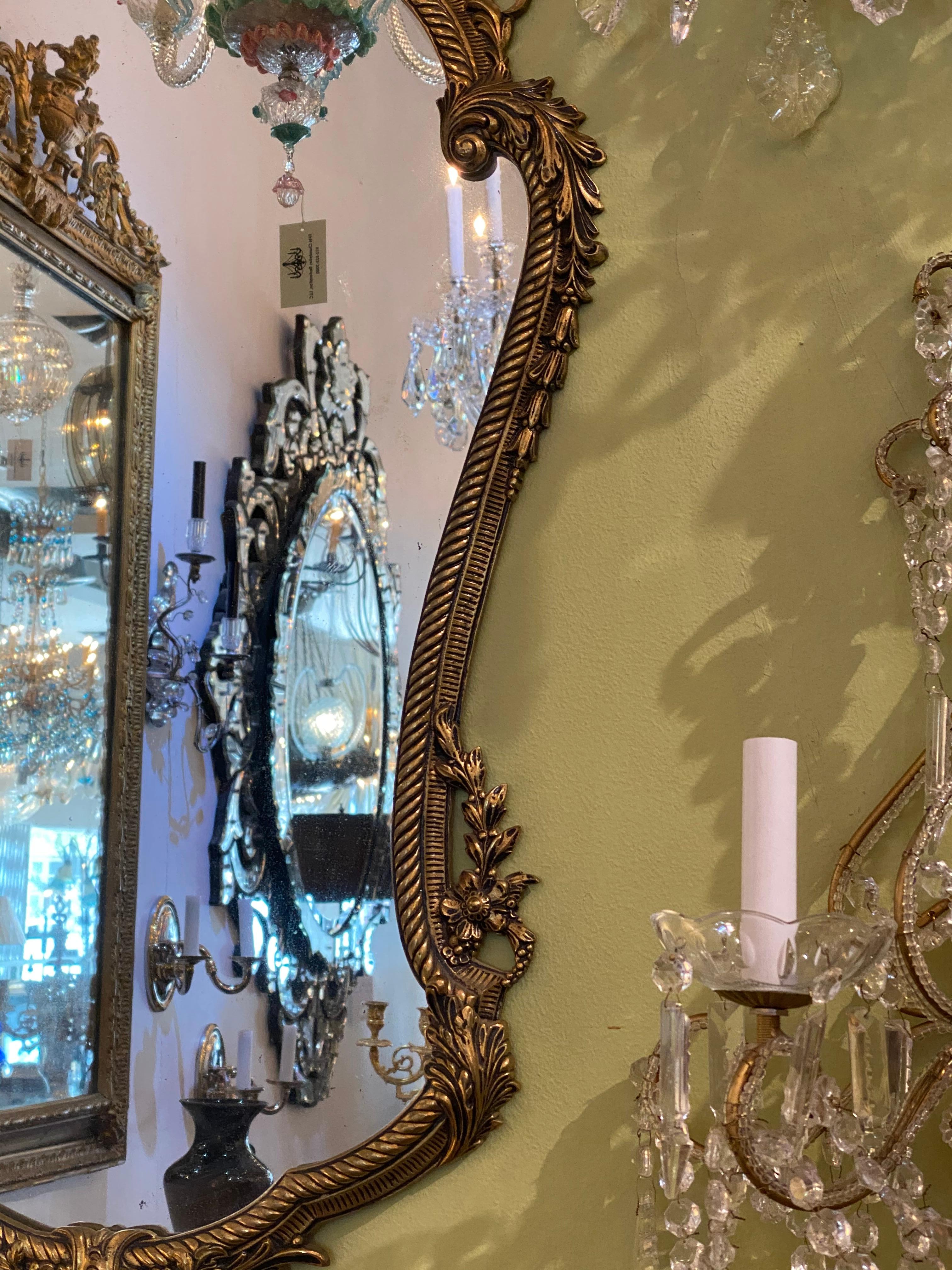 Geformter Spiegel aus polierter Bronze im Louis XV-Stil (Louis XV.) im Angebot