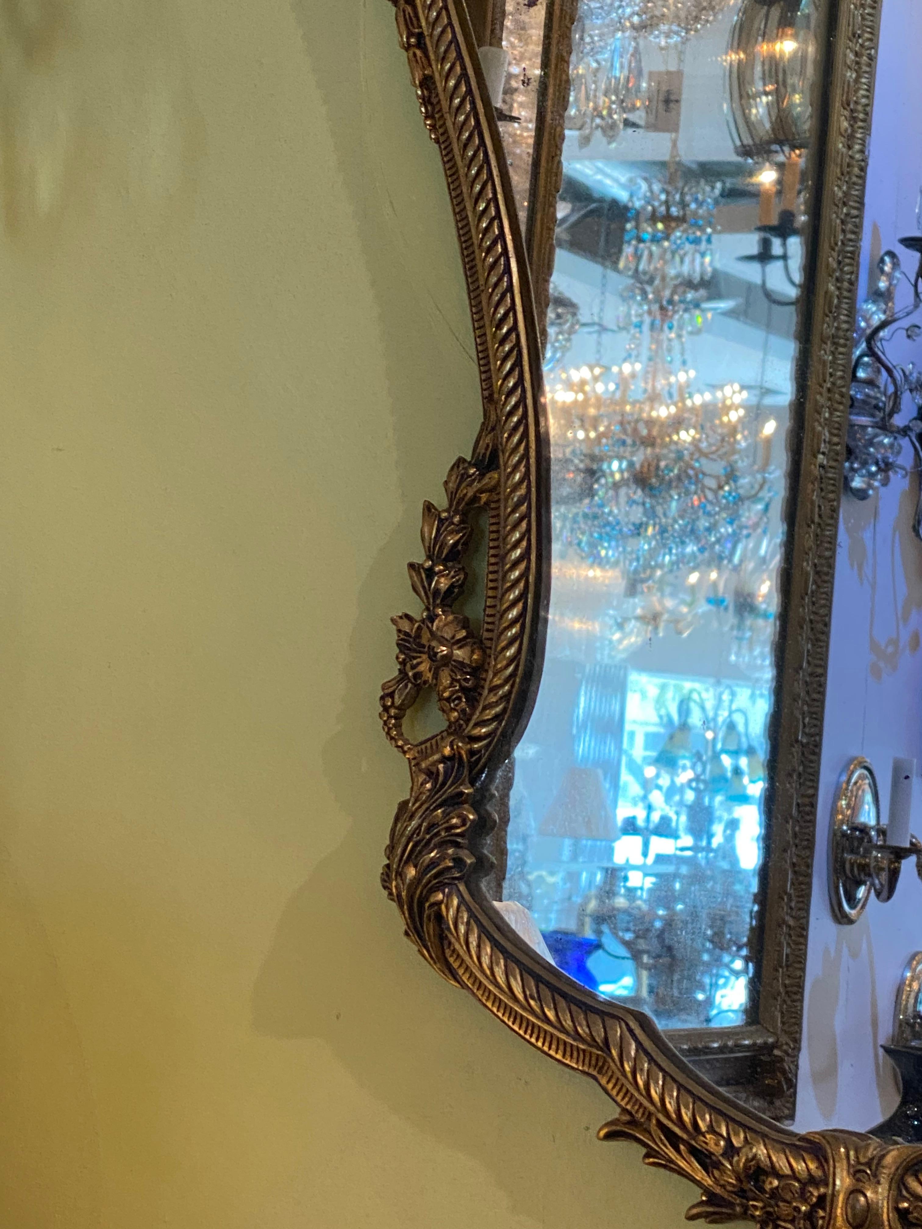 Geformter Spiegel aus polierter Bronze im Louis XV-Stil (20. Jahrhundert) im Angebot