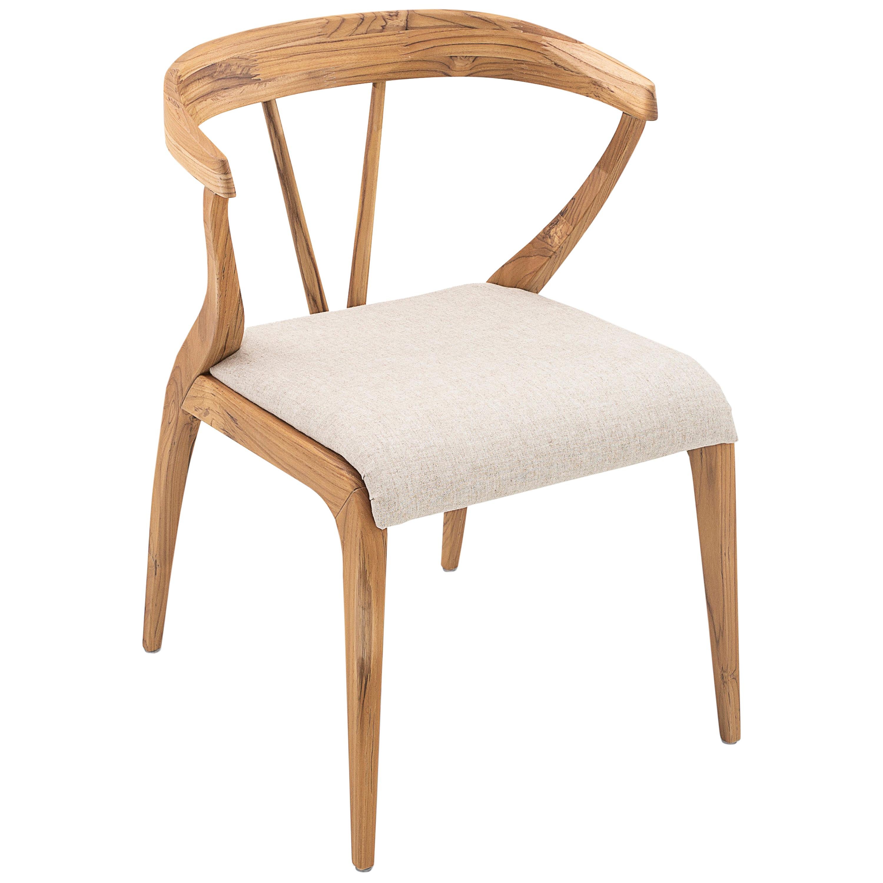 Notre équipe Uultis a créé la chaise de salle à manger Mat aux formes magnifiques pour décorer votre belle table à manger avec une assise rembourrée en tissu ivoire, une finition en bois de teck pour le cadre avec un dossier ouvert. Cette chaise