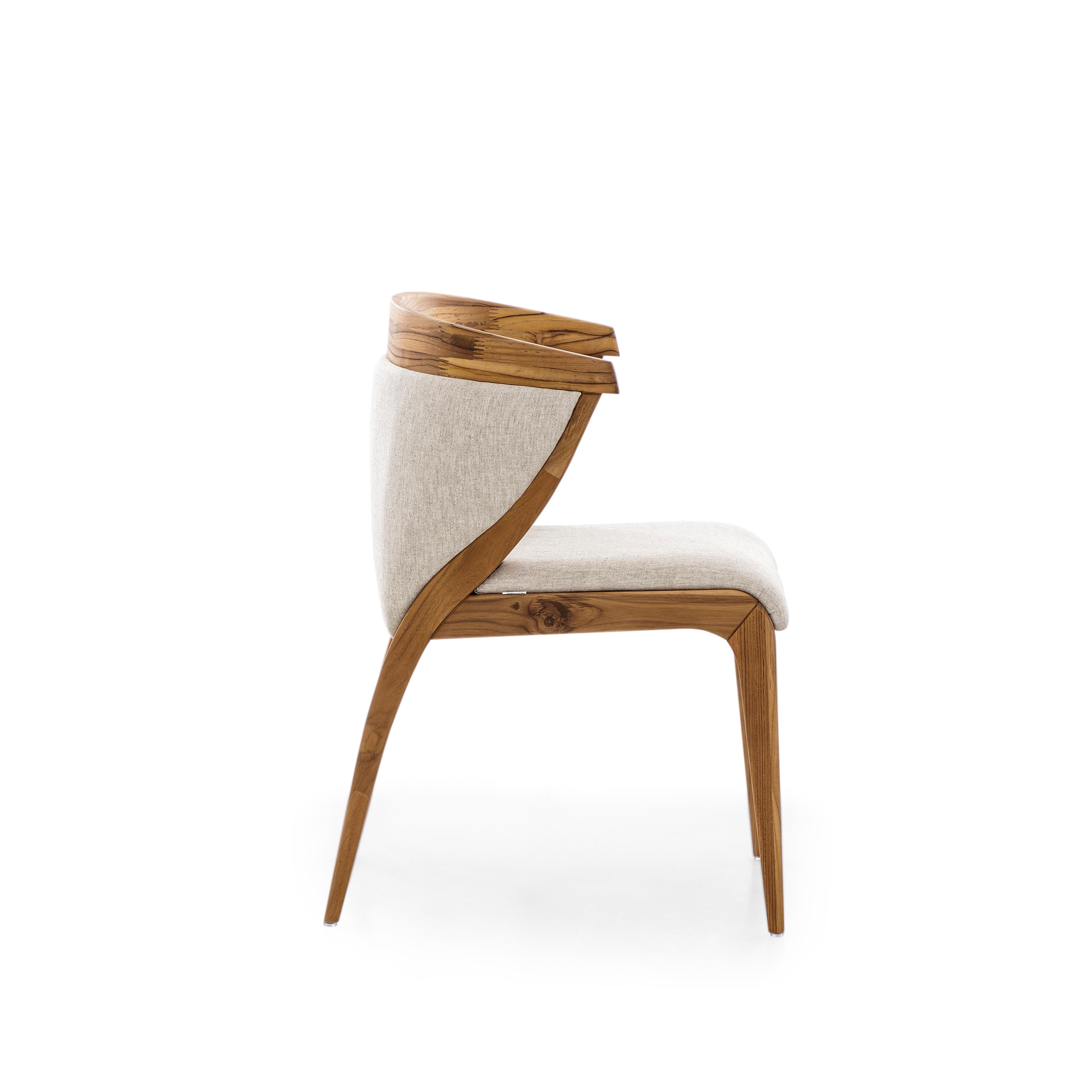 Unser Uultis-Team hat den formschönen Mat-Esszimmerstuhl entworfen, der Ihren schönen Esstisch mit einer gepolsterten Rückenlehne und Sitzfläche aus elfenbeinfarbenem Stoff und einem Finish aus Teakholz schmückt. Dieser Stuhl hat ein wunderschönes,