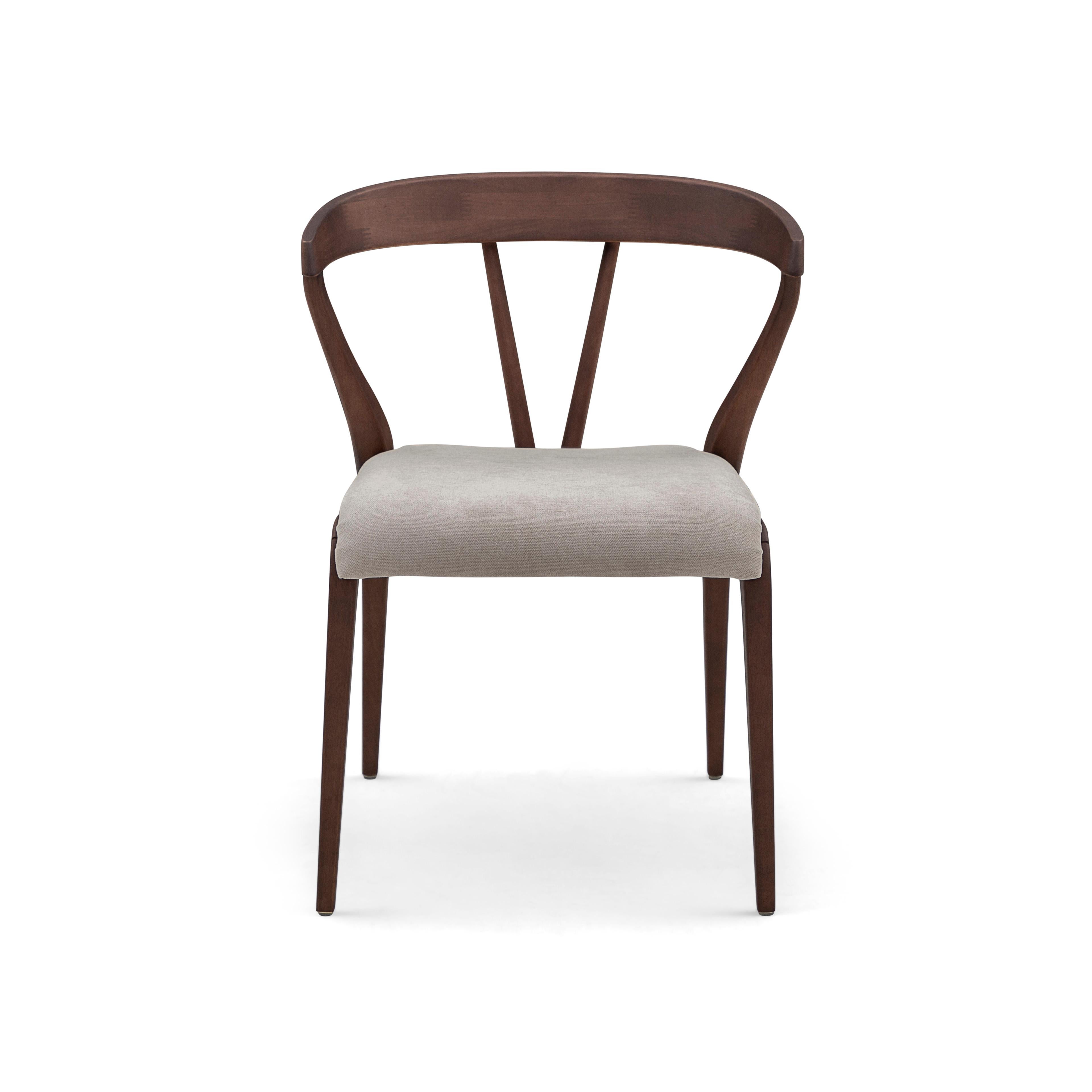 Our Uultis team has created the beautifully shaped Mat dining chair to decorate your beautiful dining table with an upholstered seat in a light gray fabric, a walnut wood finish for the frame with an open back. This chair has a beautiful simple but