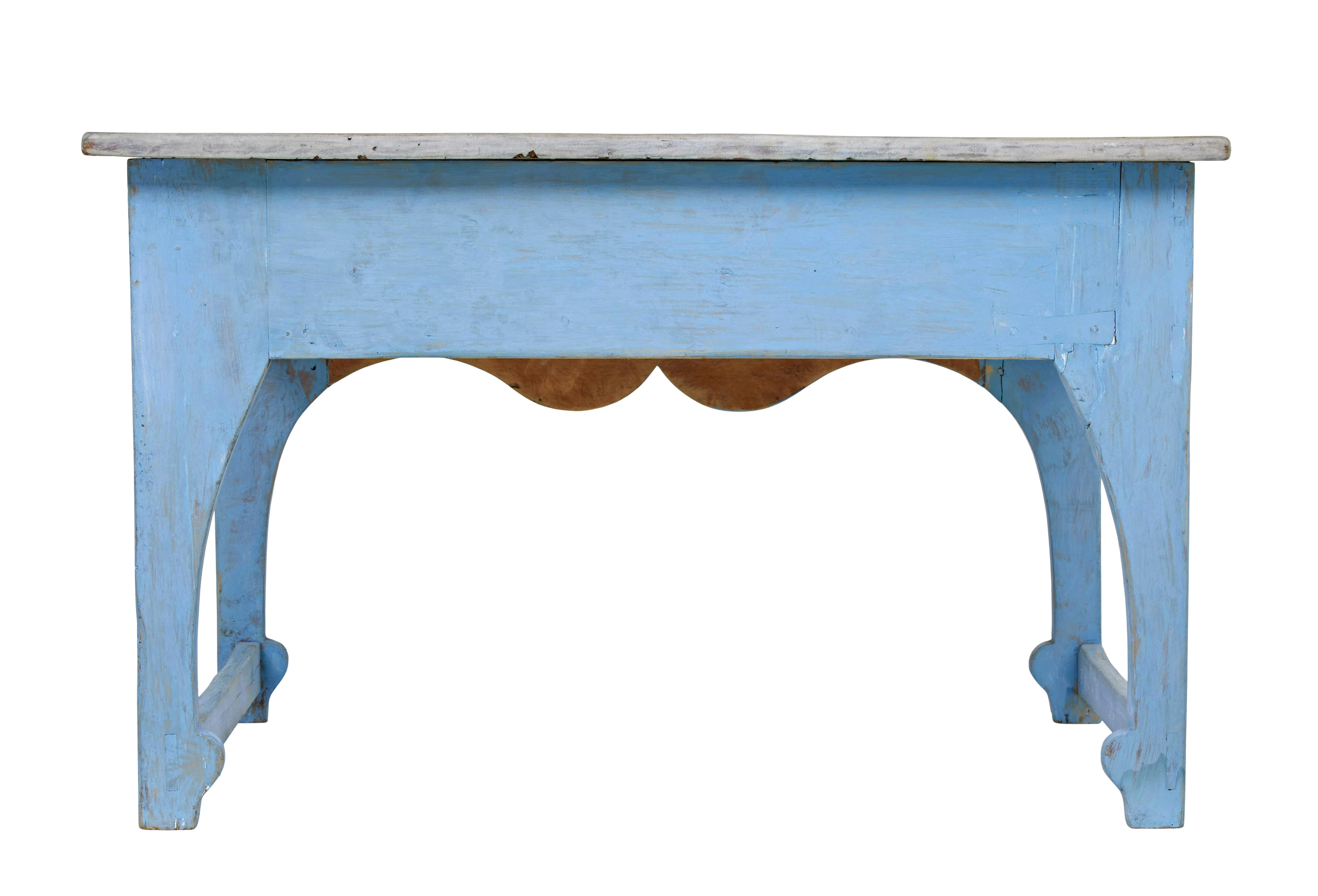 Sculpté à la main Table d'appoint en pin suédois du milieu du 19e siècle, peinte à la main en vente