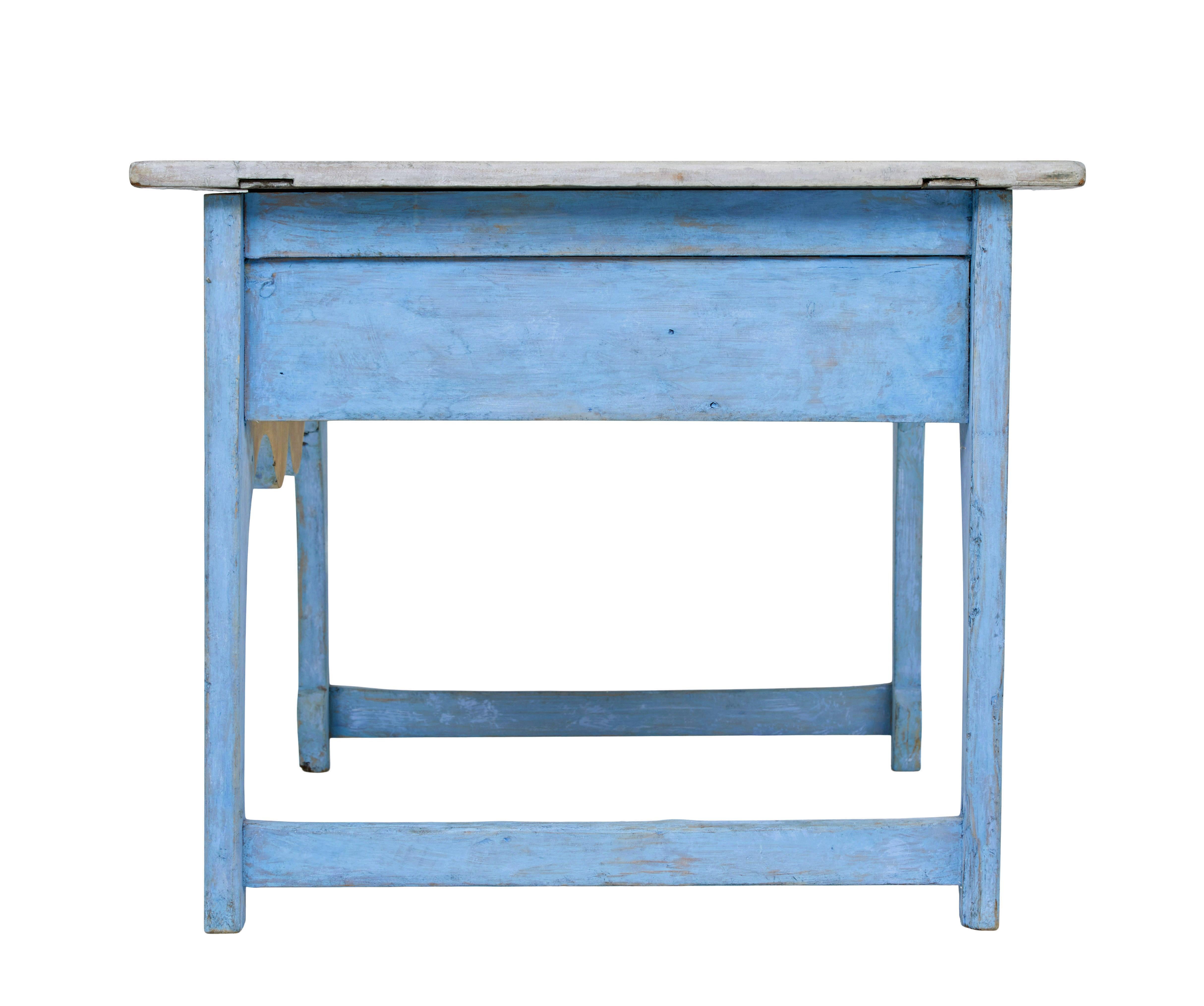 Table d'appoint en pin suédois du milieu du 19e siècle, peinte à la main Bon état - En vente à Debenham, Suffolk
