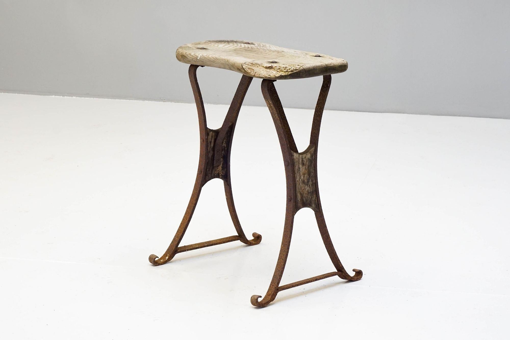 



Sgabello con seduta sagomata e base in metallo.

Regno Unito Circa 1890

H. H. 64cm x L. 52cm x P. 30cm






















