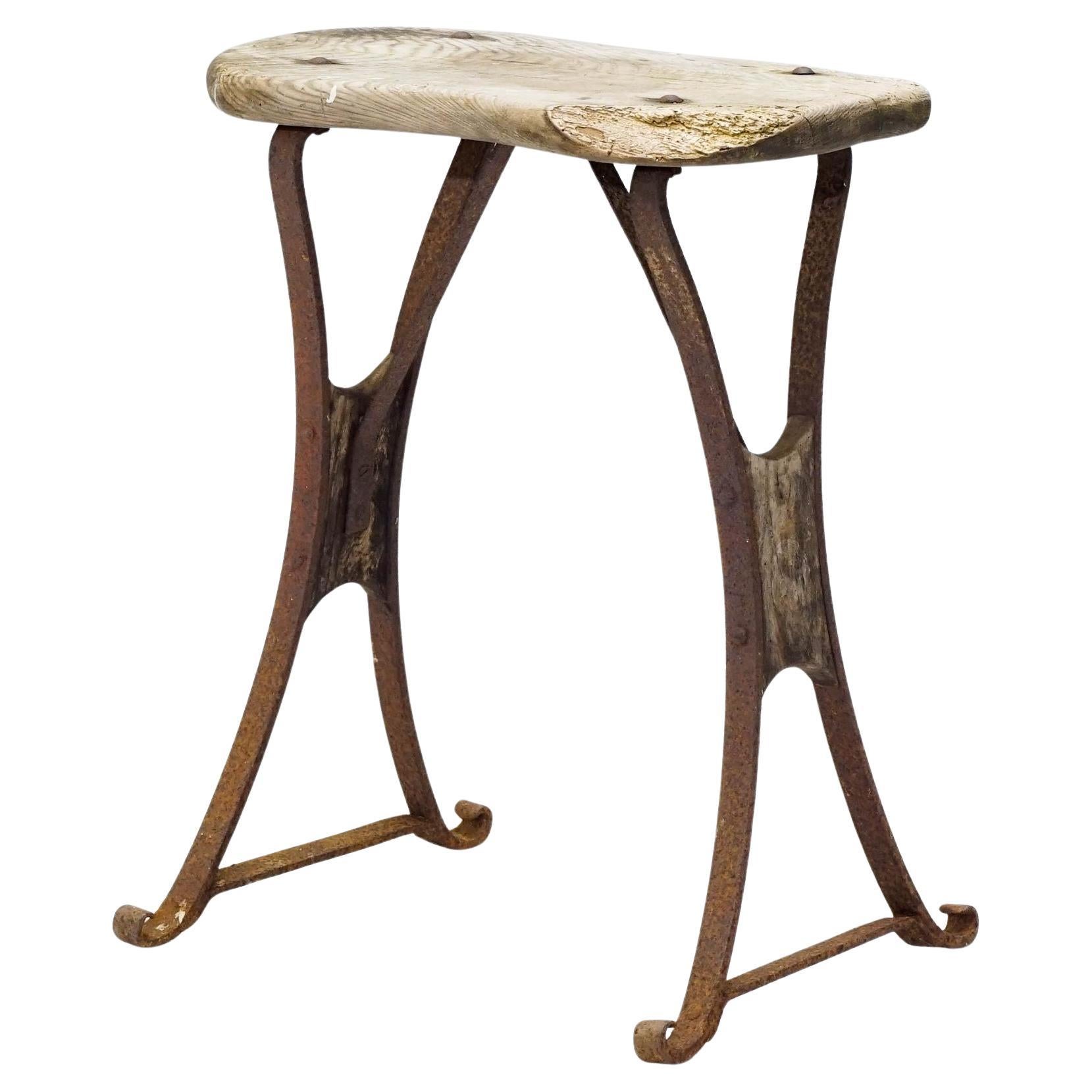 Tabouret d'assise façonné sur base métallique.